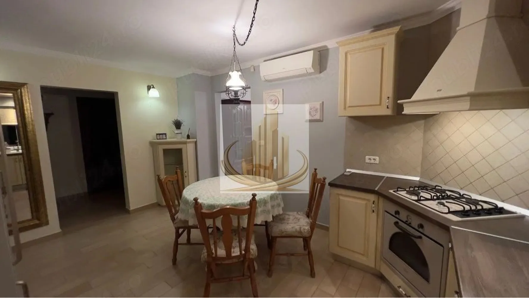 Apartament 3 camere modern, 90 mp, gata de mutare, balcon și 2 băi - Grand Mobilis Imobiliare va propune spre închiriere: Apartament 3 camere complet mobilat Iti doresti un apartament gata de mutare, spațios și confortabil, Intr o zona liniștita? Grandmobilis Imobiliare va oferi spre închiriere un apartament de 90 mă, ideal pentru familie. Compartimentare si dotare: Dormitor copil cu pat simplu, birou pentru studiu si biblioteca Dormitor matrimonial Living generos cu canapea, zona TV si acces pe balcon/terasa amenajata cu masa si 2 scaune Bucătarie complet utilata: plita,cuptor,mașina de spălat vase SI combina frigorifica Zona de dining cu masa si 4 scaune 2 bai moderne Rotari suplimentare: Aer condiționat, centrala proprie SI mașina de spălat rufe Internet si TV Sistem de alarma Avantaje: Zona liniștita Parcarea se poate face ușor in apropierea blocului Garanție( echivalenta a doua luni de chirie) Nu se accepta animale de companie Contactați Grand Mobilis Imobiliare pentru vizionare si mutati-vă imediat in noul vostru camine! ID intern CP3023967 }}