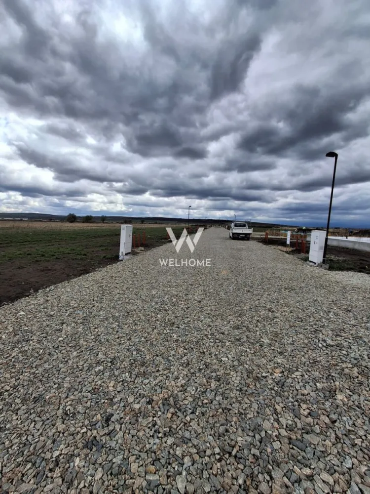 Teren de vanzare, Sura Mica, Sibiu ( autorizatie de construire) - Se oferă spre vânzare parcelă de teren în suprafață de 712 mp, situată într-un ansamblu rezidențial din Șura Mică, ideală pentru construcția unei locuințe moderne. Terenul beneficiază de autorizație de construire și proiect complet pentru duplex, ceea ce permite începerea rapidă a lucrărilor, fără întârzieri și costuri suplimentare pentru documentație. Proprietatea dispune de toate utilitățile: gaz, apă, curent și canalizare, fiind pregătită pentru dezvoltare imediată, într-o zonă rezidențială liniștită și în continuă expansiune. Oportunitățile zonei: Șura Mică este una dintre cele mai dinamice localități din apropierea Sibiului, preferată de tot mai multe familii datorită mediului aerisit, accesului rapid către oraș și dezvoltării constante a infrastructurii. Zona oferă liniștea unei comunități rezidențiale, dar și proximitatea facilităților urbane, fiind potrivită atât pentru locuință proprie, cât și pentru investiție. Zone limitrofe și acces: acces rapid către Sibiu (10–15 minute) apropiere de zona industrială Vest și Aeroport conexiune facilă către Cristian, Ocna Sibiului și autostrada A1 acces către centre comerciale, școli, grădinițe și servicii ansamblu rezidențial nou, cu locuințe moderne Avantajele construirii în regie proprie: control total asupra calității materialelor și finisajelor posibilitatea personalizării compartimentării și designului costuri mai mici față de achiziția unei case de la dezvoltator flexibilitate în alegerea etapelor de construcție și a bugetului proiect autorizat, gata de implementare oportunitate de valorificare ulterioară prin vânzare sau închiriere Această parcelă reprezintă o oportunitate excelentă pentru cei care doresc să construiască un duplex într-o zonă rezidențială modernă, cu toate utilitățile disponibile și acces rapid către Sibiu. Pret: 81.845 euro( 95euro/mp), cu TVA inclus Detalii si vizionare: 0740066818, Cristina }}