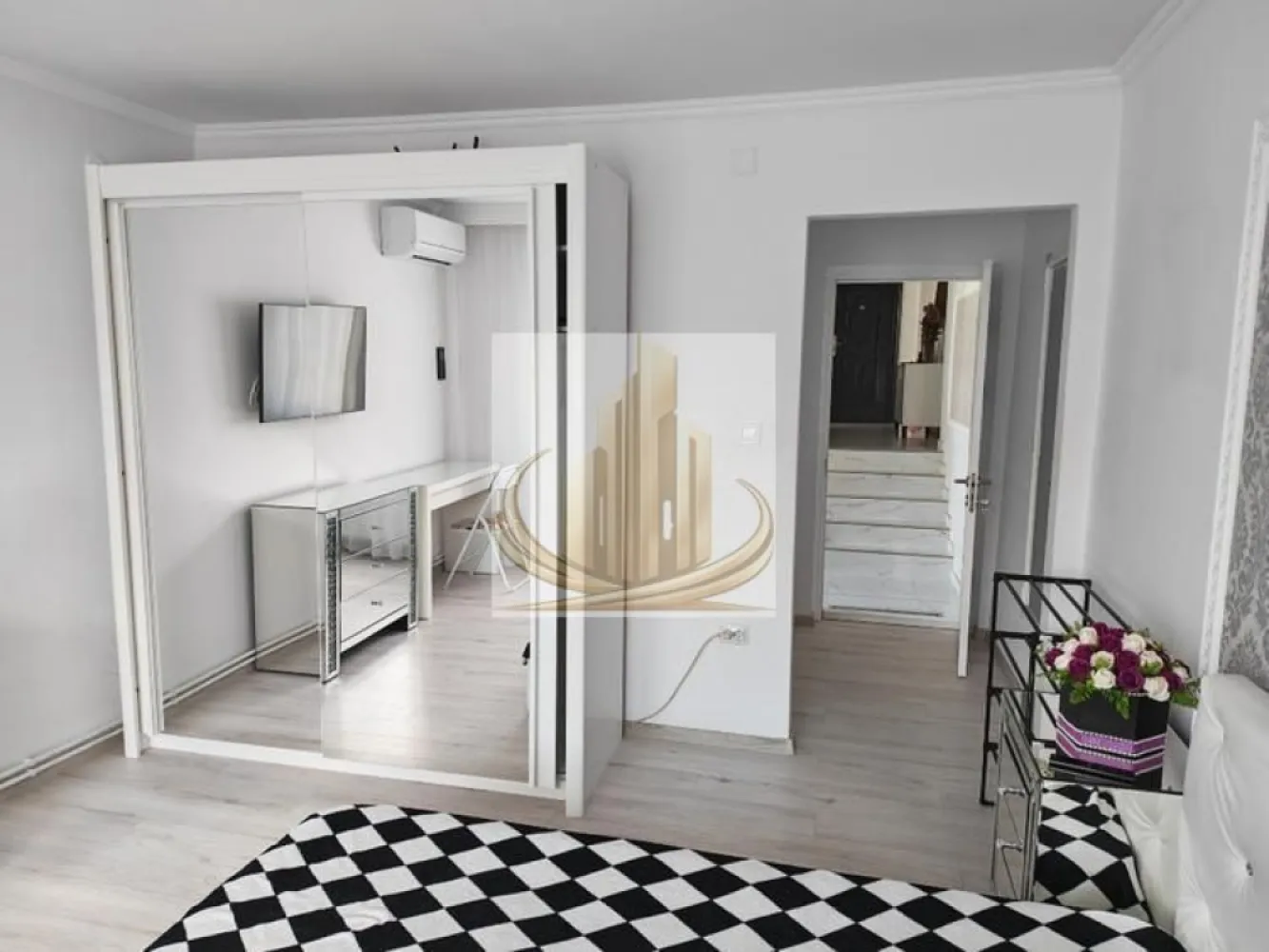 Apartament 1 Cameră DE ÎNCHIRIAT – Giroc, Str. Mureș - Apartament cu 1 cameră, modern și confortabil – Giroc, Str. Mureș Grand Mobilis Imobiliare vă propune spre închiriere un apartament cochet cu 1 cameră, situat la etajul 1 al unei vile, cu intrare separată și acces din curte, în zona liniștită a Girocului – Str. Mureș. Caracteristici: Suprafață: ~35 mp Compartimentare: hol, baie cu cabină de duș, dormitor, bucătărie complet utilată Bucătărie echipată: mașină de spălat rufe, mașină de uscat rufe, cuptor cu microunde, frigider și airfryer Dotări suplimentare: aer condiționat, internet de mare viteză, televiziune DIGI Încălzire: centrală termică pe gaz Avantaje: Intrare separată pentru intimitate maximă Ideal pentru o persoană sau un cuplu Zonă liniștită, aproape de facilități și transport Costuri: Chirie: 300 €/lună Cheltuieli întreținere: 50 €/lună (curent, apă, încălzire, TV și internet) 📞 Contact Grand Mobilis Imobiliare pentru vizionare și detalii: }}