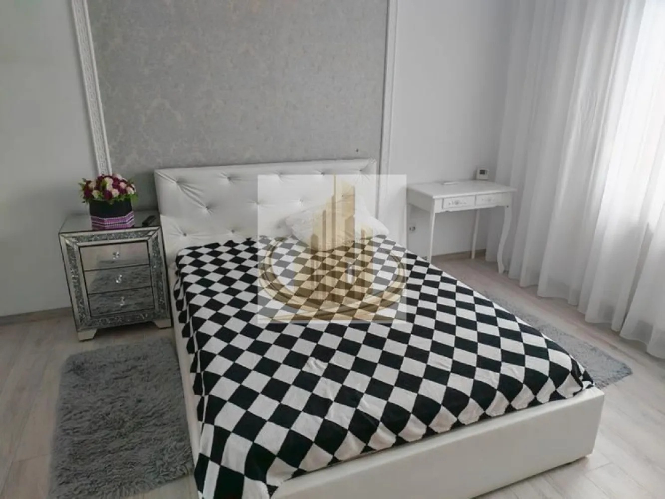 Apartament 1 Cameră DE ÎNCHIRIAT – Giroc, Str. Mureș - Apartament cu 1 cameră, modern și confortabil – Giroc, Str. Mureș Grand Mobilis Imobiliare vă propune spre închiriere un apartament cochet cu 1 cameră, situat la etajul 1 al unei vile, cu intrare separată și acces din curte, în zona liniștită a Girocului – Str. Mureș. Caracteristici: Suprafață: ~35 mp Compartimentare: hol, baie cu cabină de duș, dormitor, bucătărie complet utilată Bucătărie echipată: mașină de spălat rufe, mașină de uscat rufe, cuptor cu microunde, frigider și airfryer Dotări suplimentare: aer condiționat, internet de mare viteză, televiziune DIGI Încălzire: centrală termică pe gaz Avantaje: Intrare separată pentru intimitate maximă Ideal pentru o persoană sau un cuplu Zonă liniștită, aproape de facilități și transport Costuri: Chirie: 300 €/lună Cheltuieli întreținere: 50 €/lună (curent, apă, încălzire, TV și internet) 📞 Contact Grand Mobilis Imobiliare pentru vizionare și detalii: }}