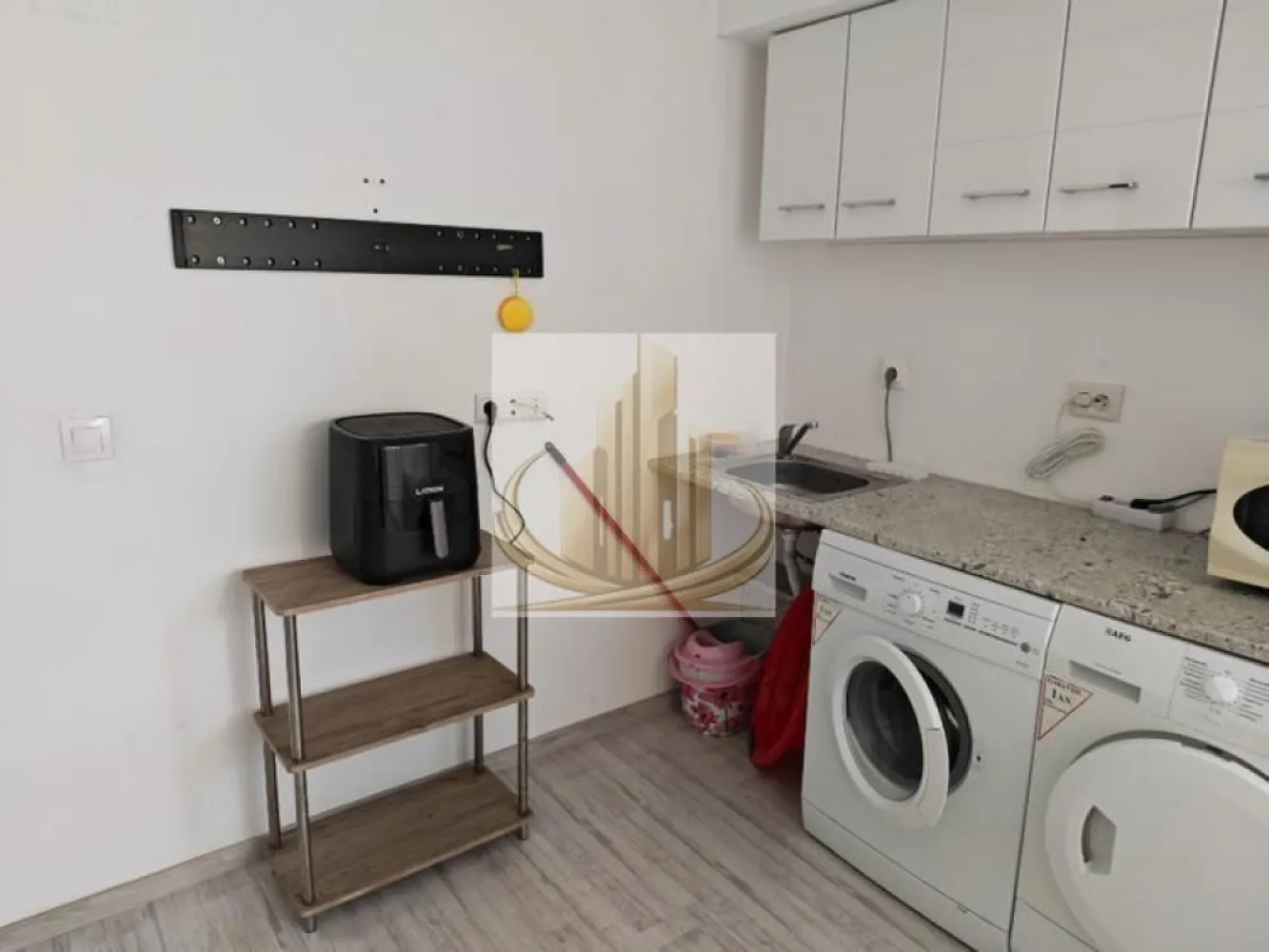 Apartament 1 Cameră DE ÎNCHIRIAT – Giroc, Str. Mureș - Apartament cu 1 cameră, modern și confortabil – Giroc, Str. Mureș Grand Mobilis Imobiliare vă propune spre închiriere un apartament cochet cu 1 cameră, situat la etajul 1 al unei vile, cu intrare separată și acces din curte, în zona liniștită a Girocului – Str. Mureș. Caracteristici: Suprafață: ~35 mp Compartimentare: hol, baie cu cabină de duș, dormitor, bucătărie complet utilată Bucătărie echipată: mașină de spălat rufe, mașină de uscat rufe, cuptor cu microunde, frigider și airfryer Dotări suplimentare: aer condiționat, internet de mare viteză, televiziune DIGI Încălzire: centrală termică pe gaz Avantaje: Intrare separată pentru intimitate maximă Ideal pentru o persoană sau un cuplu Zonă liniștită, aproape de facilități și transport Costuri: Chirie: 300 €/lună Cheltuieli întreținere: 50 €/lună (curent, apă, încălzire, TV și internet) 📞 Contact Grand Mobilis Imobiliare pentru vizionare și detalii: }}