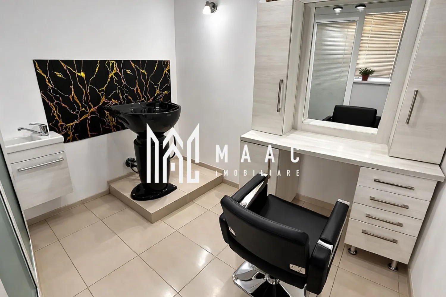Spațiu comercial | Salon / Frizerie | Parter | Arhitecților - Maac Imobiliare prezintă un spațiu comercial ideal pentru desfășurarea activităților de tip salon de înfrumusețare, frizerie sau alte servicii din domeniul beauty, situat la parterul unui imobil amplasat pe o stradă intens circulată din Cartierul Arhitecților. Spațiul are o suprafață utilă de 32 mp și este compartimentat eficient pentru activități din domeniul serviciilor, fiind pregătit pentru a continua o afacere în acest domeniu. Compartimentare: zonă de așteptare pentru clienți baie zonă principală de salon zonă separată pentru pensat, manichiură sau alte activități similare Datorită poziționării la parter și a amplasării pe o stradă cu trafic intens, spațiul beneficiază de vizibilitate bună și acces facil pentru clienți, fiind potrivit pentru continuarea activității existente sau pentru dezvoltarea unei noi afaceri în domeniul serviciilor. Pentru mai multe detalii vă rugăm să precizați telefonic că ați văzut anunțul cu CP3024120 }}
