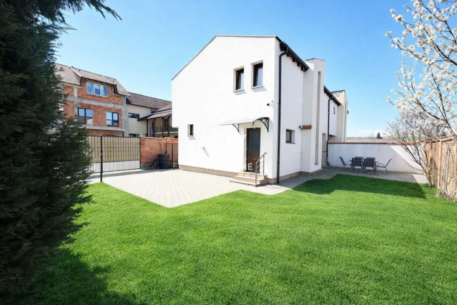 Casa duplex Selimbar,3 camere,100mp +curte! - Casă tip duplex de vânzare – Șelimbăr Casă construită în 2013, situată într-o zonă liniștită, aproape de magazine, farmacii și parcuri. 🔹 Suprafață utilă: 100,55 mp 🔹 Teren: 240 mp 🔹 Regim: Parter + Mansardă Compartimentare: • Parter: living cu ieșire în curte, bucătărie separată (cu acces în curte), baie, hol + depozitare • Mansardă: 2 dormitoare (unul cu balcon și dressing), baie Dotări: • Parchet + gresie • Bucătărie și dressing mobilate • Curte proprie pavată + spațiu verde • Stradă asfaltată Zonă liniștită, ideală pentru familie!! Pentru vizionari si mai multe detalii:0743292794 }}