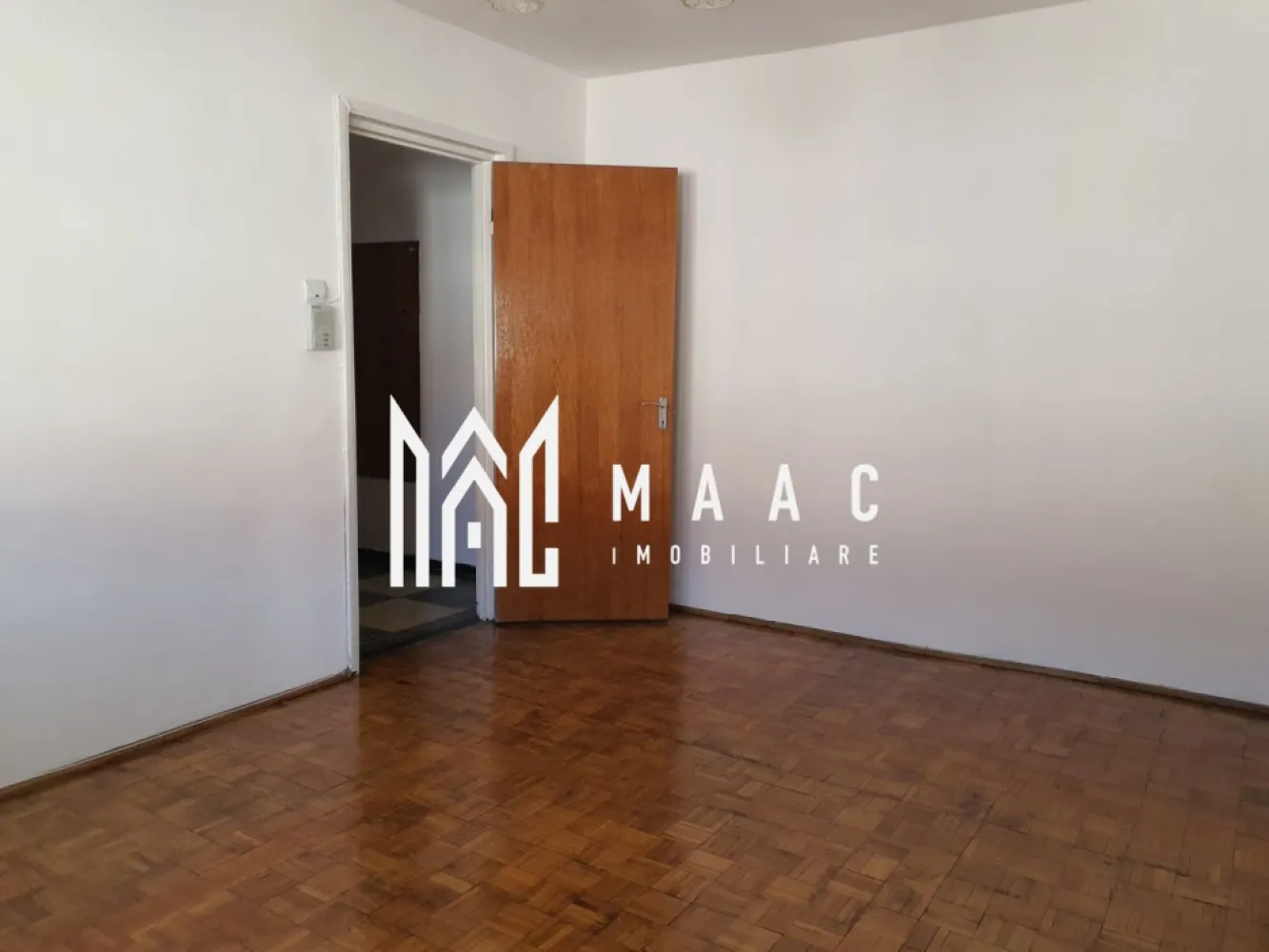 Apartament 2 camere | 48mp utili | Zona Rahovei - MAAC Imobiliare vă propune spre vânzare un apartament cu 2 camere semidecomandate, situat în zona Rahovei, retras de la strada principală, într-un cartier foarte liniștit, cu multă verdeață — ideal pentru cei care caută confort și intimitate. Detalii apartament Etaj: 4 din 5 Compartimentare: semidecomandată Balcon generos Centrală proprie Izolat atât la exterior, cât și la interior Compartimentare 2 camere semidecomandate Bucătărie închisă 2 holuri Debara Cămară Dressing Balcon spațios Dotări & finisaje Zugrăvit recent Parchet din lemn lăcuit Uși din lemn lăcuite Centrală termică proprie Izolație exterioară și interioară Stare apartament Apartamentul trebuie mobilat si utilat, oferind posibilitatea personalizării după gustul noului proprietar. Avantaje Zonă retrasă de la strada principală Foarte liniștită, cu mult spațiu verde Compartimentare practică, cu multe spații de depozitare Potrivit pentru locuit sau investiție Locație: Zona Rahovei — foarte aproape de Shopping City, Lidl, Kaufland, Mega Image, școli, mijloace de transport, dar ferit de zgomotul urban. 📞 Contactează-ne pentru mai multe detalii sau pentru a programa o vizionare, menționați CP2854733! }}