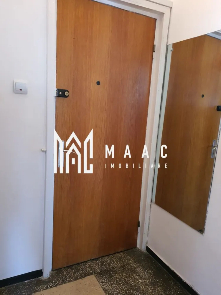 Apartament 2 camere | 48mp utili | Zona Rahovei - MAAC Imobiliare vă propune spre vânzare un apartament cu 2 camere semidecomandate, situat în zona Rahovei, retras de la strada principală, într-un cartier foarte liniștit, cu multă verdeață — ideal pentru cei care caută confort și intimitate. Detalii apartament Etaj: 4 din 5 Compartimentare: semidecomandată Balcon generos Centrală proprie Izolat atât la exterior, cât și la interior Compartimentare 2 camere semidecomandate Bucătărie închisă 2 holuri Debara Cămară Dressing Balcon spațios Dotări & finisaje Zugrăvit recent Parchet din lemn lăcuit Uși din lemn lăcuite Centrală termică proprie Izolație exterioară și interioară Stare apartament Apartamentul trebuie mobilat si utilat, oferind posibilitatea personalizării după gustul noului proprietar. Avantaje Zonă retrasă de la strada principală Foarte liniștită, cu mult spațiu verde Compartimentare practică, cu multe spații de depozitare Potrivit pentru locuit sau investiție Locație: Zona Rahovei — foarte aproape de Shopping City, Lidl, Kaufland, Mega Image, școli, mijloace de transport, dar ferit de zgomotul urban. 📞 Contactează-ne pentru mai multe detalii sau pentru a programa o vizionare, menționați CP2854733! }}