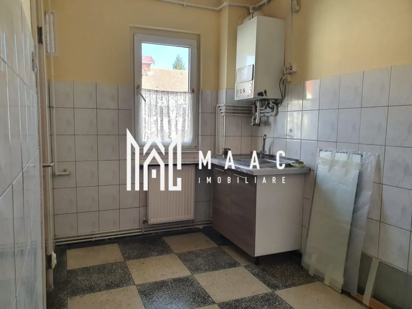 Apartament 2 camere | 48mp utili | Zona Rahovei - MAAC Imobiliare vă propune spre vânzare un apartament cu 2 camere semidecomandate, situat în zona Rahovei, retras de la strada principală, într-un cartier foarte liniștit, cu multă verdeață — ideal pentru cei care caută confort și intimitate. Detalii apartament Etaj: 4 din 5 Compartimentare: semidecomandată Balcon generos Centrală proprie Izolat atât la exterior, cât și la interior Compartimentare 2 camere semidecomandate Bucătărie închisă 2 holuri Debara Cămară Dressing Balcon spațios Dotări & finisaje Zugrăvit recent Parchet din lemn lăcuit Uși din lemn lăcuite Centrală termică proprie Izolație exterioară și interioară Stare apartament Apartamentul trebuie mobilat si utilat, oferind posibilitatea personalizării după gustul noului proprietar. Avantaje Zonă retrasă de la strada principală Foarte liniștită, cu mult spațiu verde Compartimentare practică, cu multe spații de depozitare Potrivit pentru locuit sau investiție Locație: Zona Rahovei — foarte aproape de Shopping City, Lidl, Kaufland, Mega Image, școli, mijloace de transport, dar ferit de zgomotul urban. 📞 Contactează-ne pentru mai multe detalii sau pentru a programa o vizionare, menționați CP2854733! }}