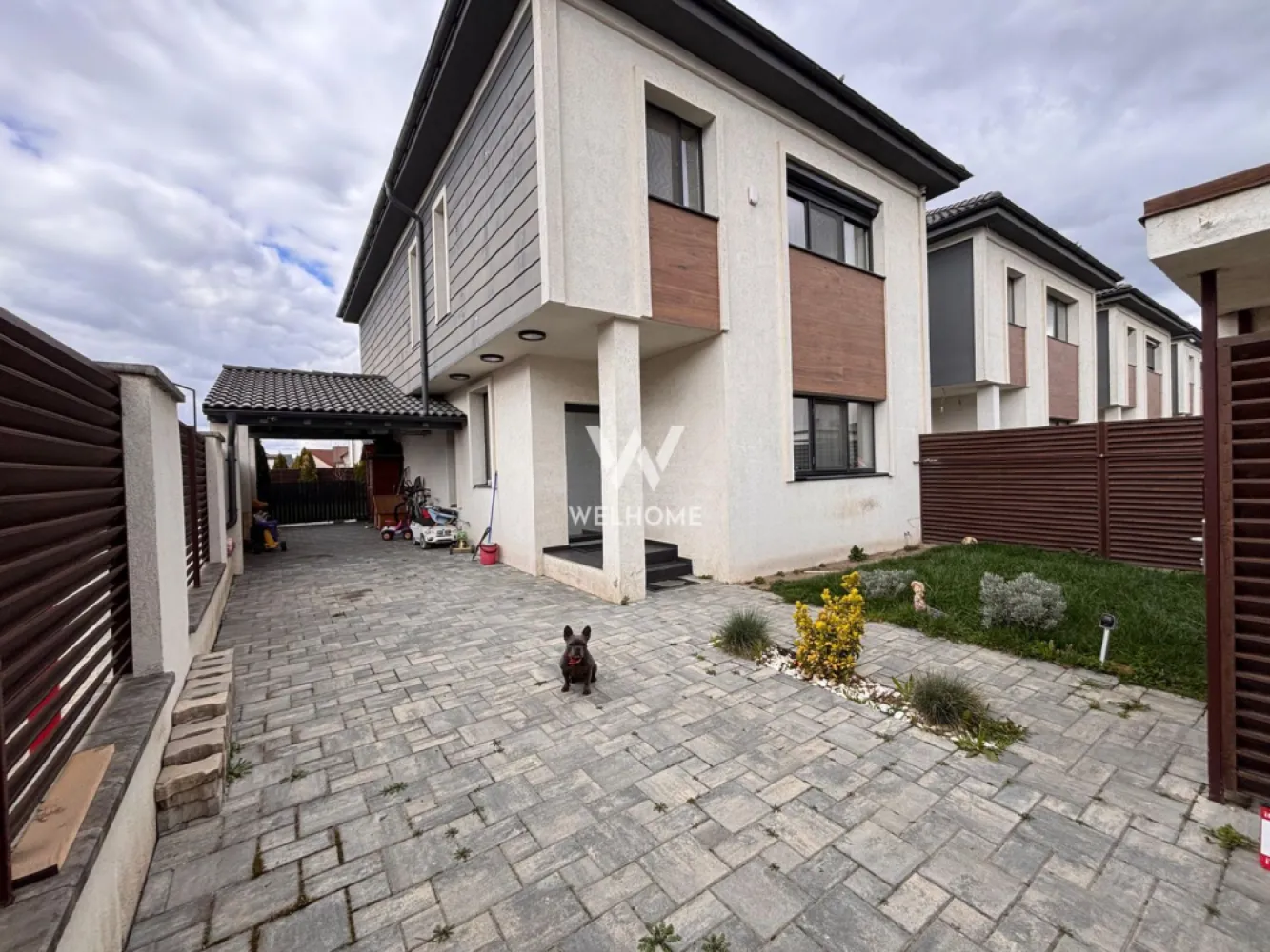 Casă individuală modernă în Șelimbăr – carport - Vă prezentăm spre vânzare o casă individuală modernă situată într-un complex rezidențial liniștit din Șelimbăr, ideală pentru o familie care își dorește confort, spațiu și eficiență energetică. Locuința are o suprafață utilă de 120 mp și este amplasată pe un teren de 265 mp, cu o curte liberă de aproximativ 200 mp, perfectă pentru relaxare, grădină sau loc de joacă. Casa este structurată pe P+1+pod (spațiu de depozitare) și este compartimentată eficient: Parter: • Living luminos cu bucătărie open-space • Grup sanitar • Hol de intrare • Cămară / spațiu de depozitare • Hol interior și casa scării • Terasă acoperită de 20 mp cu acces direct din living Etaj: • Dormitor matrimonial cu dressing și baie proprie (24 mp) • 2 dormitoare separate de câte 13,5 mp • Baie comună cu acces din hol Exterior: • Terasă acoperită amenajată – 20 mp • Carport pentru mașină – 22 mp • Curte amenajată Construită în 2020, casa beneficiază de materiale și finisaje moderne de calitate, precum: • încălzire în pardoseală • panouri fotovoltaice 5 kW (prosumator) • iluminat exterior • sistem de alarmă • porți electrice cu deschidere automată • grădină amenajată Proprietatea dispune de toate utilitățile și acces direct la infrastructura publică. Se vinde parțial mobilată, incluzând bucătăria + electrocasnice, băile și dressingul. Preț: 275.000 € – negociabil Telefon: 0756 095 405 }}