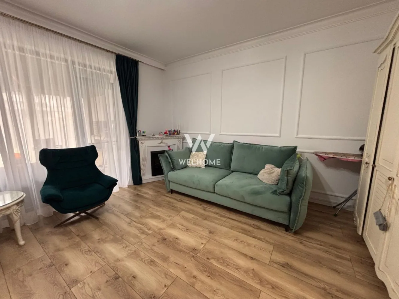 Casă individuală modernă în Șelimbăr – carport - Vă prezentăm spre vânzare o casă individuală modernă situată într-un complex rezidențial liniștit din Șelimbăr, ideală pentru o familie care își dorește confort, spațiu și eficiență energetică. Locuința are o suprafață utilă de 120 mp și este amplasată pe un teren de 265 mp, cu o curte liberă de aproximativ 200 mp, perfectă pentru relaxare, grădină sau loc de joacă. Casa este structurată pe P+1+pod (spațiu de depozitare) și este compartimentată eficient: Parter: • Living luminos cu bucătărie open-space • Grup sanitar • Hol de intrare • Cămară / spațiu de depozitare • Hol interior și casa scării • Terasă acoperită de 20 mp cu acces direct din living Etaj: • Dormitor matrimonial cu dressing și baie proprie (24 mp) • 2 dormitoare separate de câte 13,5 mp • Baie comună cu acces din hol Exterior: • Terasă acoperită amenajată – 20 mp • Carport pentru mașină – 22 mp • Curte amenajată Construită în 2020, casa beneficiază de materiale și finisaje moderne de calitate, precum: • încălzire în pardoseală • panouri fotovoltaice 5 kW (prosumator) • iluminat exterior • sistem de alarmă • porți electrice cu deschidere automată • grădină amenajată Proprietatea dispune de toate utilitățile și acces direct la infrastructura publică. Se vinde parțial mobilată, incluzând bucătăria + electrocasnice, băile și dressingul. Preț: 275.000 € – negociabil Telefon: 0756 095 405 }}