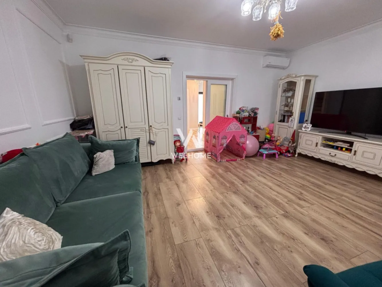 Casă individuală modernă în Șelimbăr – carport - Vă prezentăm spre vânzare o casă individuală modernă situată într-un complex rezidențial liniștit din Șelimbăr, ideală pentru o familie care își dorește confort, spațiu și eficiență energetică. Locuința are o suprafață utilă de 120 mp și este amplasată pe un teren de 265 mp, cu o curte liberă de aproximativ 200 mp, perfectă pentru relaxare, grădină sau loc de joacă. Casa este structurată pe P+1+pod (spațiu de depozitare) și este compartimentată eficient: Parter: • Living luminos cu bucătărie open-space • Grup sanitar • Hol de intrare • Cămară / spațiu de depozitare • Hol interior și casa scării • Terasă acoperită de 20 mp cu acces direct din living Etaj: • Dormitor matrimonial cu dressing și baie proprie (24 mp) • 2 dormitoare separate de câte 13,5 mp • Baie comună cu acces din hol Exterior: • Terasă acoperită amenajată – 20 mp • Carport pentru mașină – 22 mp • Curte amenajată Construită în 2020, casa beneficiază de materiale și finisaje moderne de calitate, precum: • încălzire în pardoseală • panouri fotovoltaice 5 kW (prosumator) • iluminat exterior • sistem de alarmă • porți electrice cu deschidere automată • grădină amenajată Proprietatea dispune de toate utilitățile și acces direct la infrastructura publică. Se vinde parțial mobilată, incluzând bucătăria + electrocasnice, băile și dressingul. Preț: 275.000 € – negociabil Telefon: 0756 095 405 }}