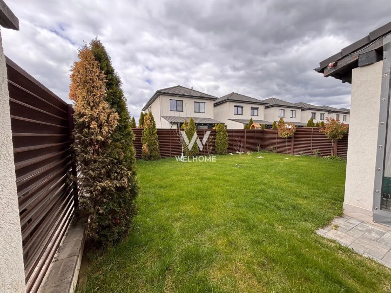 Casă individuală modernă în Șelimbăr – carport - Vă prezentăm spre vânzare o casă individuală modernă situată într-un complex rezidențial liniștit din Șelimbăr, ideală pentru o familie care își dorește confort, spațiu și eficiență energetică. Locuința are o suprafață utilă de 120 mp și este amplasată pe un teren de 265 mp, cu o curte liberă de aproximativ 200 mp, perfectă pentru relaxare, grădină sau loc de joacă. Casa este structurată pe P+1+pod (spațiu de depozitare) și este compartimentată eficient: Parter: • Living luminos cu bucătărie open-space • Grup sanitar • Hol de intrare • Cămară / spațiu de depozitare • Hol interior și casa scării • Terasă acoperită de 20 mp cu acces direct din living Etaj: • Dormitor matrimonial cu dressing și baie proprie (24 mp) • 2 dormitoare separate de câte 13,5 mp • Baie comună cu acces din hol Exterior: • Terasă acoperită amenajată – 20 mp • Carport pentru mașină – 22 mp • Curte amenajată Construită în 2020, casa beneficiază de materiale și finisaje moderne de calitate, precum: • încălzire în pardoseală • panouri fotovoltaice 5 kW (prosumator) • iluminat exterior • sistem de alarmă • porți electrice cu deschidere automată • grădină amenajată Proprietatea dispune de toate utilitățile și acces direct la infrastructura publică. Se vinde parțial mobilată, incluzând bucătăria + electrocasnice, băile și dressingul. Preț: 275.000 € – negociabil Telefon: 0756 095 405 }}