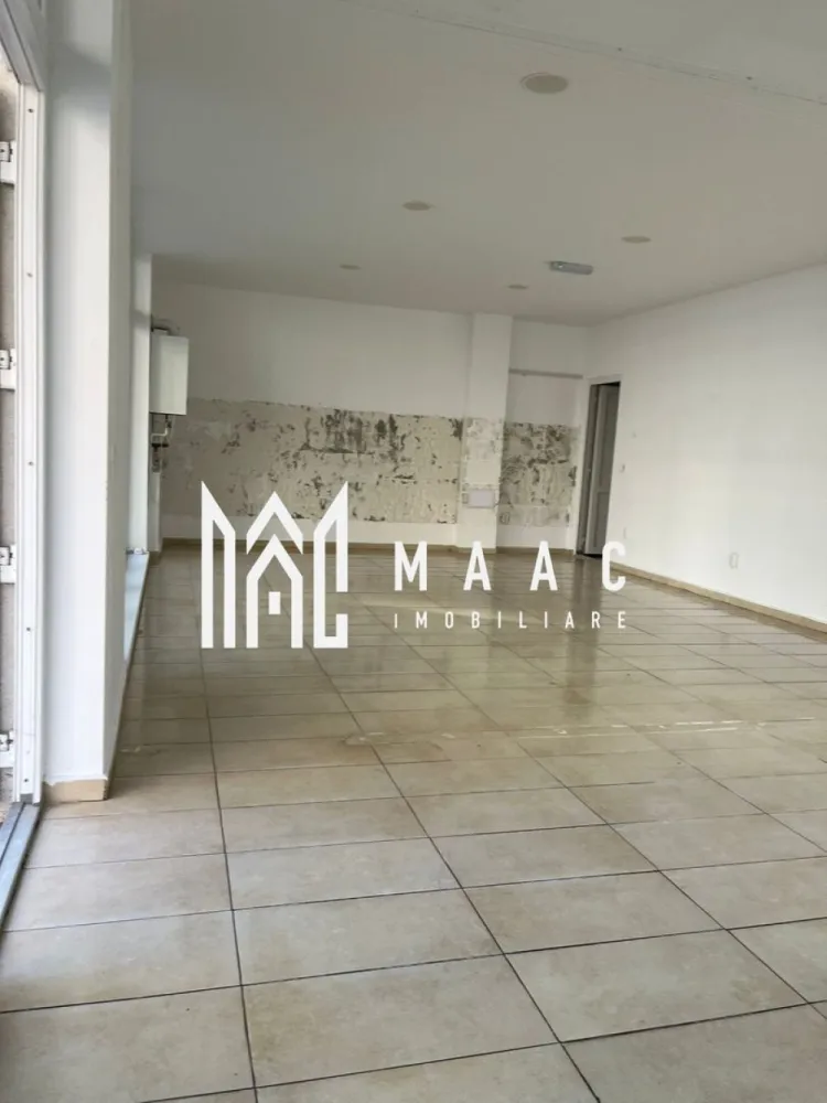 Spatiu comercial/birouri I Parcare I Doamna Stanca - MAAC Imobiliare ofera spre vanzare spatiu amplasat in Zona Hipodrom I - Doamna Stanca. Pretabil pentru activitati comerciale sau de birou (loc de joaca, agentie, farmacie, magazin, outlet, show-room, frizerie, etc..) Incaperea are suprafata utila de 57mp, se afla la parterul unui bloc recent construit, izolat, cu regim de inaltime P+6. Aferent - 1 loc de parcare. Front stradal total de 15m. Facilitati si avantaje: - centrala proprie - incalzire in pardoseala - vestiar Pentru mai multe detalii va rugam specificati: CP3024144 }}
