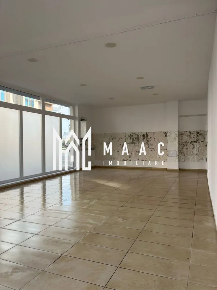 Spatiu comercial/birouri I Parcare I Doamna Stanca - MAAC Imobiliare ofera spre vanzare spatiu amplasat in Zona Hipodrom I - Doamna Stanca. Pretabil pentru activitati comerciale sau de birou (loc de joaca, agentie, farmacie, magazin, outlet, show-room, frizerie, etc..) Incaperea are suprafata utila de 57mp, se afla la parterul unui bloc recent construit, izolat, cu regim de inaltime P+6. Aferent - 1 loc de parcare. Front stradal total de 15m. Facilitati si avantaje: - centrala proprie - incalzire in pardoseala - vestiar Pentru mai multe detalii va rugam specificati: CP3024144 }}