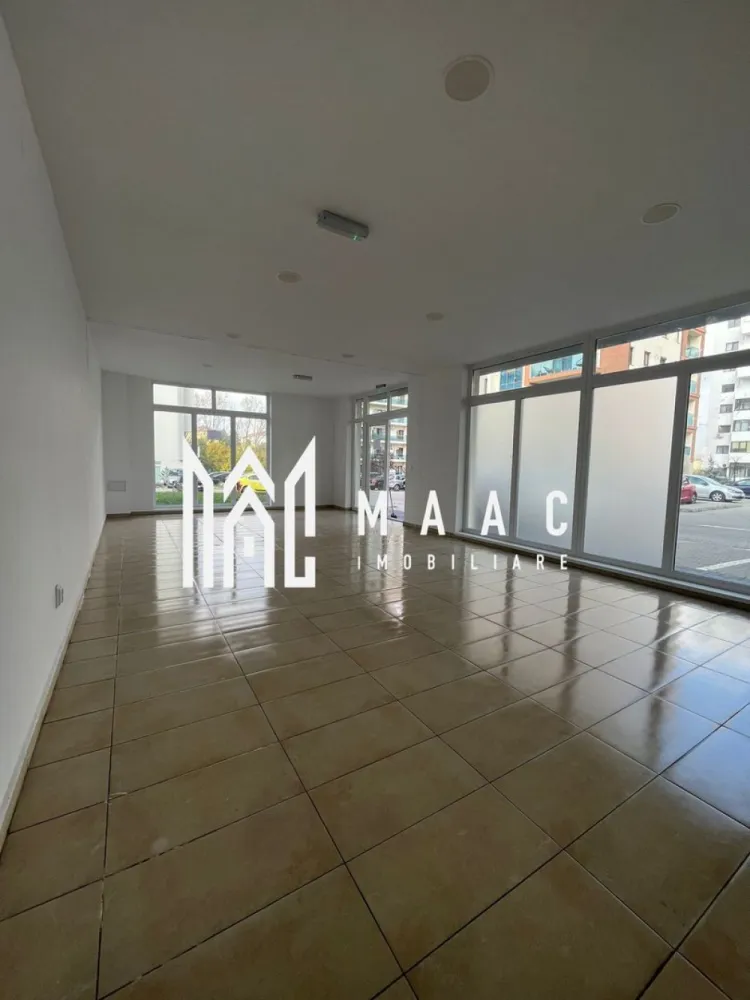 Spatiu comercial/birouri I Parcare I Doamna Stanca - MAAC Imobiliare ofera spre vanzare spatiu amplasat in Zona Hipodrom I - Doamna Stanca. Pretabil pentru activitati comerciale sau de birou (loc de joaca, agentie, farmacie, magazin, outlet, show-room, frizerie, etc..) Incaperea are suprafata utila de 57mp, se afla la parterul unui bloc recent construit, izolat, cu regim de inaltime P+6. Aferent - 1 loc de parcare. Front stradal total de 15m. Facilitati si avantaje: - centrala proprie - incalzire in pardoseala - vestiar Pentru mai multe detalii va rugam specificati: CP3024144 }}