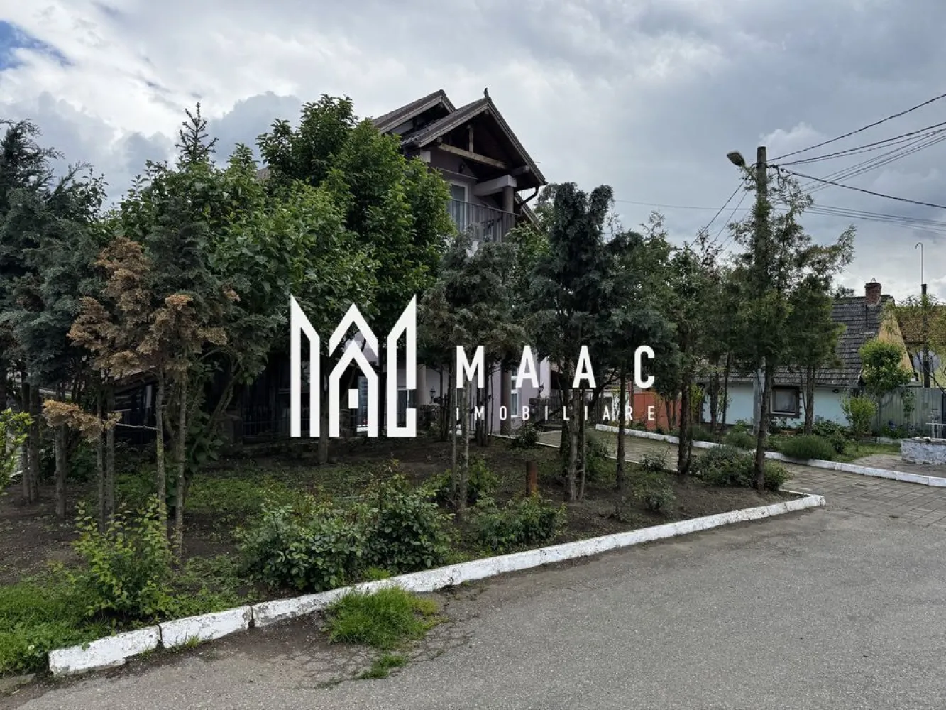 Pensiune de Vanzare | 400 MP | Zona Viile Sibiului - MAAC Imobiliare va propune spre vânzare o pensiune , într-o zonă liniștită și ușor accesibilă, ideală pentru cei care doresc o investiție sigură și profitabilă în domeniul turismului sau închirierea pe termen lung. Imobilul se află într-o zonă retrasă, dar în același timp aproape de oraș, oferind acces rapid către principalele puncte de interes și obiective turistice din Sibiu. Locația este perfectă pentru turiști, datorită liniștii și peisajului specific zonei Viile Sibiului. Pensiunea dispune de o compartimentare excelentă, gândită pentru confort și funcționalitate: • 8 dormitoare, fiecare cu baie proprie și balcon • Bucătărie complet utilată • Restaurant amenajat și funcțional • Bar • Terasă închisă, utilizabilă pe tot parcursul anului • 2 grupuri sanitare suplimentare • 4 spații de depozitare / magazii • Parcare proprie Proprietatea a fost renovată recent, fiind dotată complet și pregătită pentru preluare imediată. Se poate continua activitatea turistică actuală, preluând și conceptul de business existent. Pentru mai mute detalii sau o vizionare specificati ID:CP2804309 }}