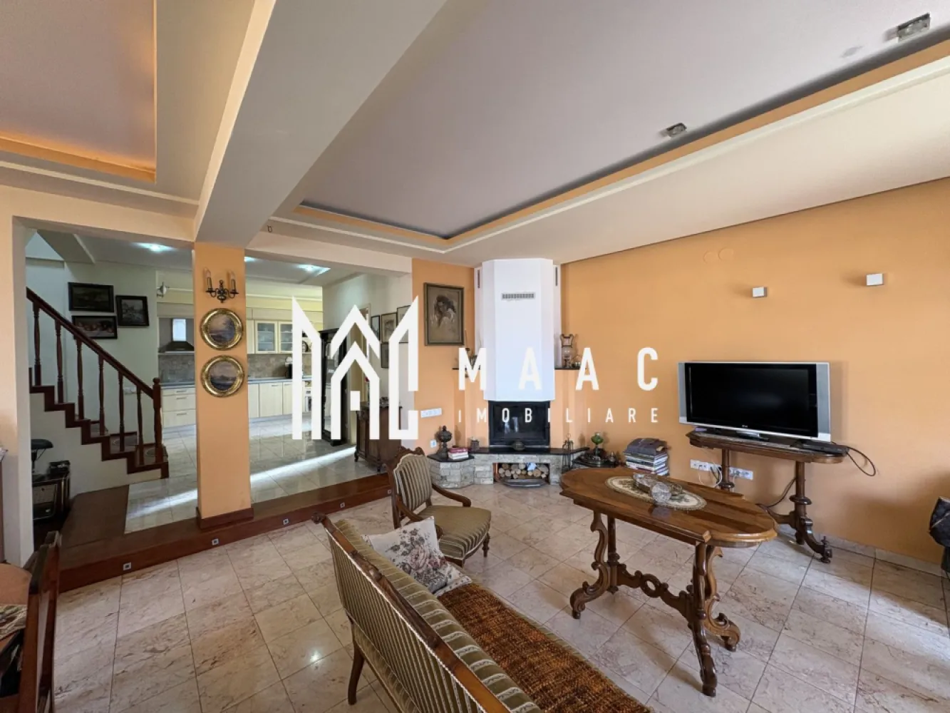 Casa 4 camere I Curte I 220 mp utili I Parcul Sub Arini - MAAC Imobiliare vă propune spre vânzare o casă situată chiar în Parcul Sub Arini, una dintre cele mai căutate zone din oraș, la doar 100 m de Stadionul Municipal Sibiu, cu acces direct la aleea pietonală și pista de biciclete. Locuința este ideală pentru cei care își doresc liniște, verdeață și aer curat, dar și acces rapid către oraș. În prezent este folosită ca locuință, însă poate fi adaptată ușor și pentru alte activități (birouri, regim hotelier, etc.). Compartimentarea este practică și oferă suficient spațiu pentru confort: • 3 dormitoare • 3 băi • living + dining • birou sau zonă de relaxare/party • saună + duș • 3 terase • spații de depozitare * pivnita Un mare plus al acestei proprietăți este poziția – ieși din casă direct în parc, perfect pentru plimbări, sport sau relaxare. O alegere potrivită atât pentru locuit, cât și pentru investiție într-o zonă cu cerere ridicată Pentru mai multe detalii precizati ca ati vazut anuntul cu ID CP3023947 }}