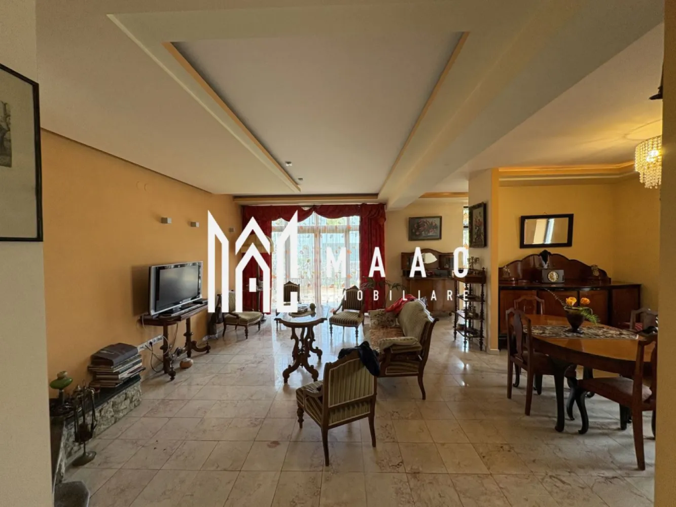 Casa 4 camere I Curte I 220 mp utili I Parcul Sub Arini - MAAC Imobiliare vă propune spre vânzare o casă situată chiar în Parcul Sub Arini, una dintre cele mai căutate zone din oraș, la doar 100 m de Stadionul Municipal Sibiu, cu acces direct la aleea pietonală și pista de biciclete. Locuința este ideală pentru cei care își doresc liniște, verdeață și aer curat, dar și acces rapid către oraș. În prezent este folosită ca locuință, însă poate fi adaptată ușor și pentru alte activități (birouri, regim hotelier, etc.). Compartimentarea este practică și oferă suficient spațiu pentru confort: • 3 dormitoare • 3 băi • living + dining • birou sau zonă de relaxare/party • saună + duș • 3 terase • spații de depozitare * pivnita Un mare plus al acestei proprietăți este poziția – ieși din casă direct în parc, perfect pentru plimbări, sport sau relaxare. O alegere potrivită atât pentru locuit, cât și pentru investiție într-o zonă cu cerere ridicată Pentru mai multe detalii precizati ca ati vazut anuntul cu ID CP3023947 }}