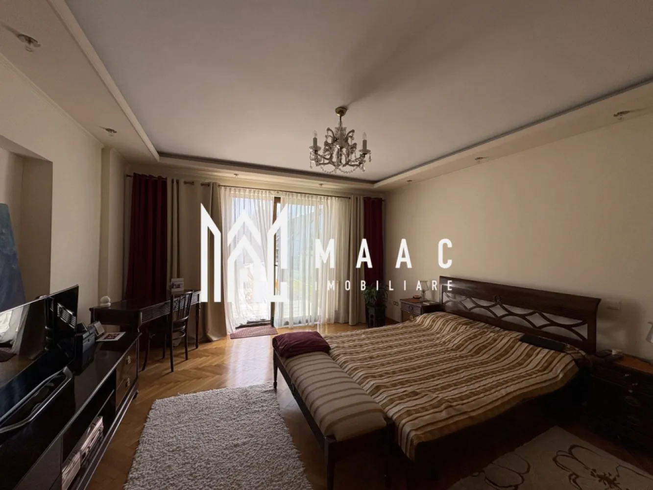 Casa 4 camere I Curte I 220 mp utili I Parcul Sub Arini - MAAC Imobiliare vă propune spre vânzare o casă situată chiar în Parcul Sub Arini, una dintre cele mai căutate zone din oraș, la doar 100 m de Stadionul Municipal Sibiu, cu acces direct la aleea pietonală și pista de biciclete. Locuința este ideală pentru cei care își doresc liniște, verdeață și aer curat, dar și acces rapid către oraș. În prezent este folosită ca locuință, însă poate fi adaptată ușor și pentru alte activități (birouri, regim hotelier, etc.). Compartimentarea este practică și oferă suficient spațiu pentru confort: • 3 dormitoare • 3 băi • living + dining • birou sau zonă de relaxare/party • saună + duș • 3 terase • spații de depozitare * pivnita Un mare plus al acestei proprietăți este poziția – ieși din casă direct în parc, perfect pentru plimbări, sport sau relaxare. O alegere potrivită atât pentru locuit, cât și pentru investiție într-o zonă cu cerere ridicată Pentru mai multe detalii precizati ca ati vazut anuntul cu ID CP3023947 }}