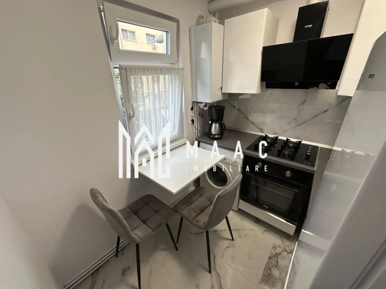 Garsoniera | Etaj 1 | Balcon | Renovata | Moderna | V. Aaron - MAAC Imobiliare ofera spre inchiriere garsoniera decomandata, renovata, complet mobilata si utilata, in zona Vasile Aaron - Vasile Milea (la 2 minute de OMV). Locuinta are suprafata utila de 30mp, este situata la etajul 1/3 si este alcatuita din hol, living cu canapea extensibila, iesire in balcon si 3 corpuri de mobilier pentru depozitarea hainelor, bucatarie inchisa, cu toate facilitatile, baie moderna si debara spatioasa, cu intrare din holul blocului. Apartamentul este situat intr-o zona linistita, avantajoasa, fiind la 10 minute de mers pe jos de Shopping City, 5 minute pana la farmacii/magazine/frizerii. Loc de parcare se gaseste usor in fata blocului, sau in apropiere. Nu se accepta animale de companie in incinta. Se inchiriaza pe termen lung, minim 1 an si se percepe o garantie in cuantumul unei chirii lunare. Disponibilitate imediata. Pentru mai multe detalii precizati telefonic ca ati vazut anuntul cu ID: CP3024166 }}