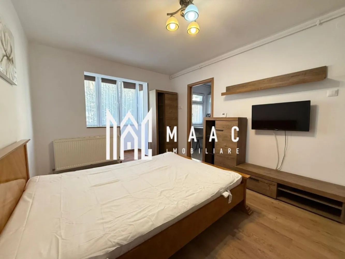 Garsoniera | Etaj 1 | Balcon | Renovata | Moderna | V. Aaron - MAAC Imobiliare ofera spre inchiriere garsoniera decomandata, renovata, complet mobilata si utilata, in zona Vasile Aaron - Vasile Milea (la 2 minute de OMV). Locuinta are suprafata utila de 30mp, este situata la etajul 1/3 si este alcatuita din hol, living cu canapea extensibila, iesire in balcon si 3 corpuri de mobilier pentru depozitarea hainelor, bucatarie inchisa, cu toate facilitatile, baie moderna si debara spatioasa, cu intrare din holul blocului. Apartamentul este situat intr-o zona linistita, avantajoasa, fiind la 10 minute de mers pe jos de Shopping City, 5 minute pana la farmacii/magazine/frizerii. Loc de parcare se gaseste usor in fata blocului, sau in apropiere. Nu se accepta animale de companie in incinta. Se inchiriaza pe termen lung, minim 1 an si se percepe o garantie in cuantumul unei chirii lunare. Disponibilitate imediata. Pentru mai multe detalii precizati telefonic ca ati vazut anuntul cu ID: CP3024166 }}