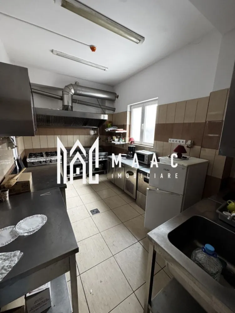 Pensiune de Vanzare | 400 MP | Zona Viile Sibiului - MAAC Imobiliare va propune spre vânzare o pensiune , într-o zonă liniștită și ușor accesibilă, ideală pentru cei care doresc o investiție sigură și profitabilă în domeniul turismului sau închirierea pe termen lung. Imobilul se află într-o zonă retrasă, dar în același timp aproape de oraș, oferind acces rapid către principalele puncte de interes și obiective turistice din Sibiu. Locația este perfectă pentru turiști, datorită liniștii și peisajului specific zonei Viile Sibiului. Pensiunea dispune de o compartimentare excelentă, gândită pentru confort și funcționalitate: • 8 dormitoare, fiecare cu baie proprie și balcon • Bucătărie complet utilată • Restaurant amenajat și funcțional • Bar • Terasă închisă, utilizabilă pe tot parcursul anului • 2 grupuri sanitare suplimentare • 4 spații de depozitare / magazii • Parcare proprie Proprietatea a fost renovată recent, fiind dotată complet și pregătită pentru preluare imediată. Se poate continua activitatea turistică actuală, preluând și conceptul de business existent. Pentru mai mute detalii sau o vizionare specificati ID:CP2804309 }}