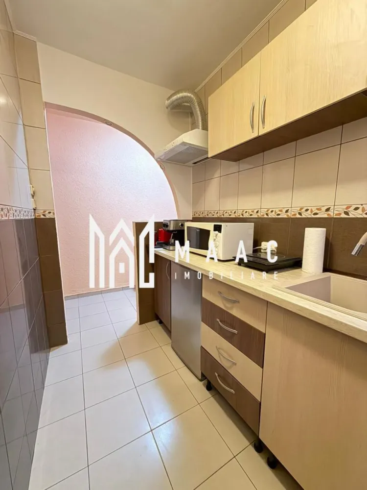 Apartament 2 camere | Renovat | Etaj 4/5 | Mihai Viteazu - MAAC Imobiliare ofera spre inchiriere apartament cu 2 camere, complet mobilat si utilat, in zona Mihai Viteazu - Strada Nicolae Iorga. Locuinta are suprafata utila de 40mp si este alcatuita din living luminos cu Smart TV, dormitor cu pat dublu, bucatarie inchisa cu toate facilitatile, si baie cu geam si cada. Amplasamentul blocului este unul avantajos, aflandu-se la 20 minute de mers pe jos de centru, la 10 minute de parcul SubArini magazine, farmacii, cafenele, sala de sport. Se percepe o chirie in avans si garantie in cuantumul unei chirii lunare. Se inchiriaza pe o perioada de minim 12 luni. Pentru mai multe detalii, va rugam specificati telefonic: CP3024190 }}