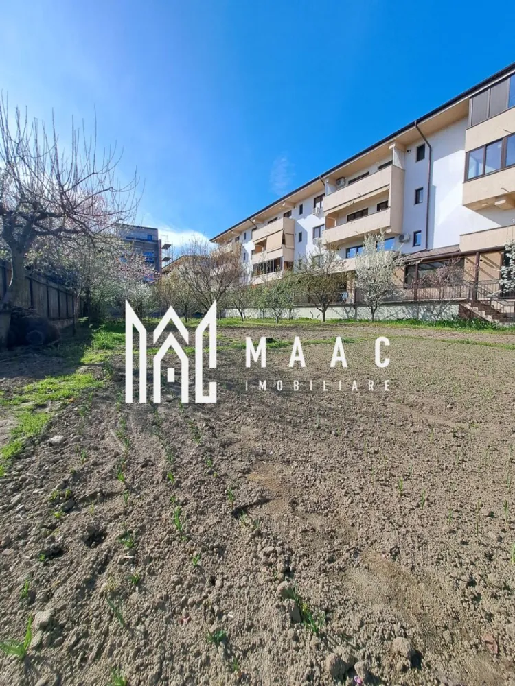 Teren intravilan 770 mp | Bulevardul Dem Rădulescu | Utilități - MAAC IMOBILIARE vă propune spre vânzare un teren intravilan excelent poziționat, situat în imediata apropiere a bulevardului Bulevardul Dem Rădulescu, una dintre cele mai apreciate și dinamice zone din Râmnicu Vâlcea. Terenul are o suprafață de 770 mp și beneficiază de o compartimentare ideală, cu deschidere de aproximativ 14 ml și lungime de 50 ml, oferind un cadru perfect pentru construirea unei locuințe moderne sau a unui proiect rezidențial. Accesul se realizează pe un drum de 5,5 m lățime, facilitând atât accesul auto, cât și utilitățile necesare. Proprietatea dispune de certificat de urbanism, ceea ce reprezintă un avantaj major pentru viitorii proprietari, reducând timpul necesar pentru obținerea autorizației de construire. Terenul beneficiază de toate utilitățile la îndemână (apă, gaz, curent, canalizare), fiind pregătit pentru demararea rapidă a construcției. Avantaje: -Zonă în plină dezvoltare -Aproape de bulevard principal -Acces facil și drum generos -Parametri ideali pentru construcție -Utilități complete -Documentație pregătită Datorită amplasării excelente și caracteristicilor sale, acest teren reprezintă o oportunitate ideală atât pentru construcția unei locuințe personale, cât și pentru investiție. CP3024094 }}