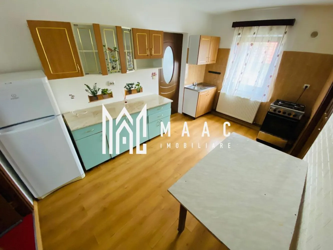 Garsoniera |35MPU | Zona centrala - MAAC Imobiliare vă propune spre închiriere o garsonieră modernă, situată într-o vilă din zona centrală a Sibiului, în apropiere de Piața Cibin, o locație excelentă și bine conectată la toate facilitățile urbane. Poziționarea este unul dintre principalele avantaje ale acestei proprietăți, oferind acces rapid către centrul orașului, piețe, parcuri și mijloace de transport în comun. Garsoniera este situată la etajul 1 al unei vile construite după anul 2000 și beneficiază de o suprafață utilă de 35 mp, fiind ideală pentru o persoană sau un cuplu. Compartimentare: • cameră (dormitor confortabil) • bucătărie separată, complet utilată • baie • hol de acces Dotări și avantaje: • complet mobilată și utilată • electrocasnice moderne • finisaje de calitate • design interior modern și primitor • construcție relativ nouă (după 2000) Puncte de interes: • în imediata apropiere de Piața Cibin • acces rapid către zona centrală • parcuri și spații verzi la câțiva pași • stație de transport în comun chiar în fața imobilului Pentru mai multe detalii sau pentru programarea unei vizionări, vă rugăm să ne contactați și să menționați codul ID: CP3022525 }}