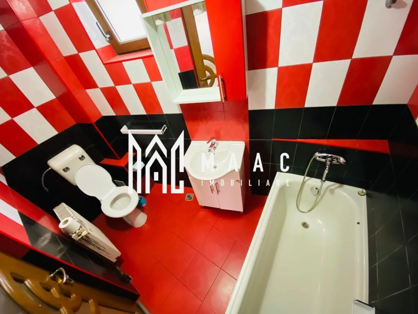 Garsoniera |35MPU | Zona centrala - MAAC Imobiliare vă propune spre închiriere o garsonieră modernă, situată într-o vilă din zona centrală a Sibiului, în apropiere de Piața Cibin, o locație excelentă și bine conectată la toate facilitățile urbane. Poziționarea este unul dintre principalele avantaje ale acestei proprietăți, oferind acces rapid către centrul orașului, piețe, parcuri și mijloace de transport în comun. Garsoniera este situată la etajul 1 al unei vile construite după anul 2000 și beneficiază de o suprafață utilă de 35 mp, fiind ideală pentru o persoană sau un cuplu. Compartimentare: • cameră (dormitor confortabil) • bucătărie separată, complet utilată • baie • hol de acces Dotări și avantaje: • complet mobilată și utilată • electrocasnice moderne • finisaje de calitate • design interior modern și primitor • construcție relativ nouă (după 2000) Puncte de interes: • în imediata apropiere de Piața Cibin • acces rapid către zona centrală • parcuri și spații verzi la câțiva pași • stație de transport în comun chiar în fața imobilului Pentru mai multe detalii sau pentru programarea unei vizionări, vă rugăm să ne contactați și să menționați codul ID: CP3022525 }}