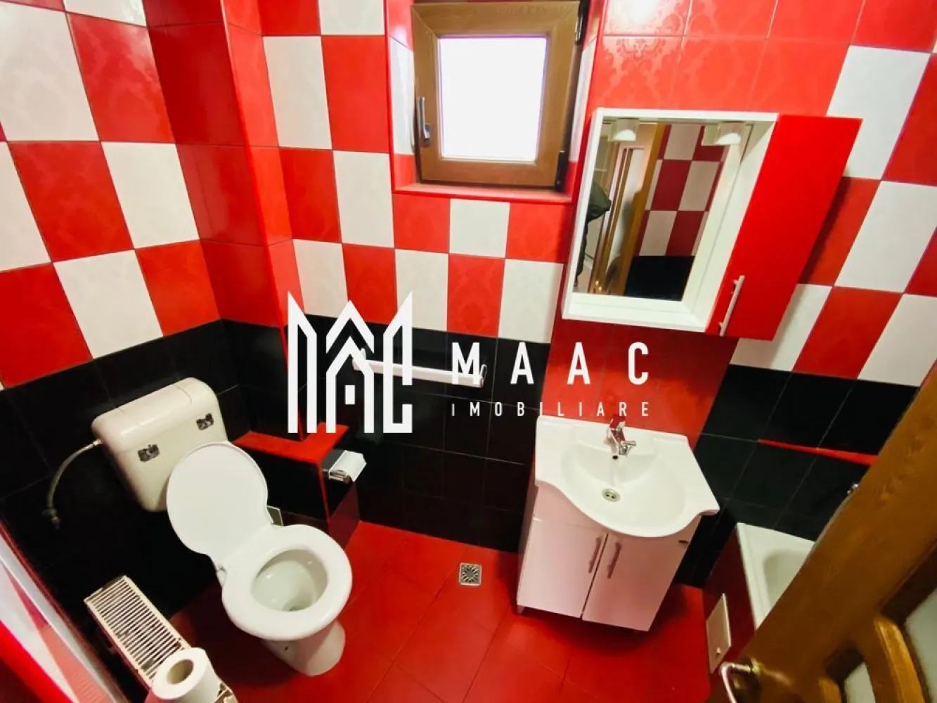 Garsoniera |35MPU | Zona centrala - MAAC Imobiliare vă propune spre închiriere o garsonieră modernă, situată într-o vilă din zona centrală a Sibiului, în apropiere de Piața Cibin, o locație excelentă și bine conectată la toate facilitățile urbane. Poziționarea este unul dintre principalele avantaje ale acestei proprietăți, oferind acces rapid către centrul orașului, piețe, parcuri și mijloace de transport în comun. Garsoniera este situată la etajul 1 al unei vile construite după anul 2000 și beneficiază de o suprafață utilă de 35 mp, fiind ideală pentru o persoană sau un cuplu. Compartimentare: • cameră (dormitor confortabil) • bucătărie separată, complet utilată • baie • hol de acces Dotări și avantaje: • complet mobilată și utilată • electrocasnice moderne • finisaje de calitate • design interior modern și primitor • construcție relativ nouă (după 2000) Puncte de interes: • în imediata apropiere de Piața Cibin • acces rapid către zona centrală • parcuri și spații verzi la câțiva pași • stație de transport în comun chiar în fața imobilului Pentru mai multe detalii sau pentru programarea unei vizionări, vă rugăm să ne contactați și să menționați codul ID: CP3022525 }}