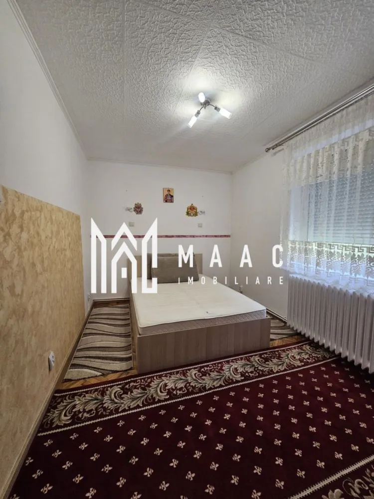 Apartament 2 camere | Decomandat | Parter | Hipodrom 1 - MAAC Imobiliare vă propune spre vânzare un apartament cu 2 camere, decomandat, situat într-o zonă foarte bine cotată din Sibiu, mai exact în cartierul Hipodrom I, cu acces rapid către principalele puncte de interes ale orașului. Locuința are o suprafață utilă de 42 mp și este amplasată la parterul unui imobil cu regim de înălțime P+4, blocul fiind izolat termic, ceea ce contribuie la un confort sporit și costuri reduse de întreținere. Compartimentarea este decomandată, oferind un spațiu bine organizat și funcțional: living luminos dormitor spațios bucătărie închisă baie dotată cu cabină de duș și geam pentru aerisire naturală Apartamentul se vinde complet mobilat și utilat, fiind pregătit pentru mutare imediată. De asemenea, locuința beneficiază de orientare Sud-Est si geamuri termopan prevăzute cu rulouri, pentru un plus de confort și intimitate. Un avantaj important îl reprezintă poziționarea excelentă, cu acces rapid către magazine și zone comerciale: la doar 2 minute de mers pe jos de Kaufland aproximativ 7 minute de Shopping City Sibiu Proprietatea este ideală atât pentru locuință personală, cât și pentru investiție, datorită poziției și compartimentării eficiente. Pentru mai multe detalii și programarea unei vizionări, contactați echipa MAAC Imobiliare. ID: CP3022294. }}