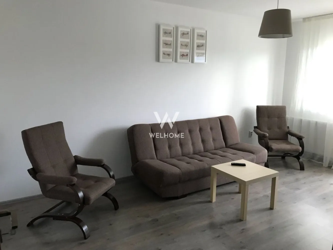Apartament 2 camere modern in Selimbar, zona Brana - Apartament 2 camere mobilat-utilat, ETAJ 1 - Str. Dinicu Golescu, Selimbar - Suprafata utila: 56 mp + balcon - Apartamentul se afla la etajul 1. - Locuinta este mobilata si utilata, fiind alcatuita din living, bucatarie separata, dormitor, baie si balcon. - Situat intr-o zona linistita cu acces facil la magazine, mijloace de transport, scoli, shopping city. - Apartamentul este luminos si calduros fiind pozitionat spre SUD. - Un loc de parcare Nu se accepta animale de companie. Perioada minima inchiriere 12 luni. Disponibil IMEDIAT! Chirie lunara: 400 Euro Negociabil + se percepe garantie Comision client: 50% din prima chirie Contact: +40747.639.802 }}