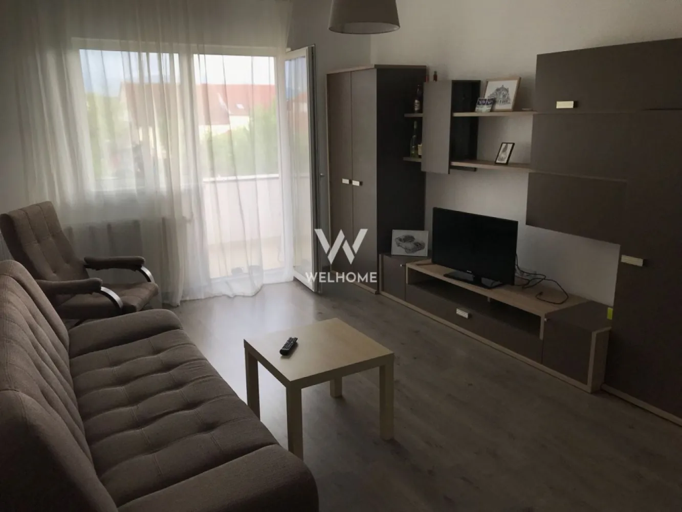 Apartament 2 camere modern in Selimbar, zona Brana - Apartament 2 camere mobilat-utilat, ETAJ 1 - Str. Dinicu Golescu, Selimbar - Suprafata utila: 56 mp + balcon - Apartamentul se afla la etajul 1. - Locuinta este mobilata si utilata, fiind alcatuita din living, bucatarie separata, dormitor, baie si balcon. - Situat intr-o zona linistita cu acces facil la magazine, mijloace de transport, scoli, shopping city. - Apartamentul este luminos si calduros fiind pozitionat spre SUD. - Un loc de parcare Nu se accepta animale de companie. Perioada minima inchiriere 12 luni. Disponibil IMEDIAT! Chirie lunara: 400 Euro Negociabil + se percepe garantie Comision client: 50% din prima chirie Contact: +40747.639.802 }}