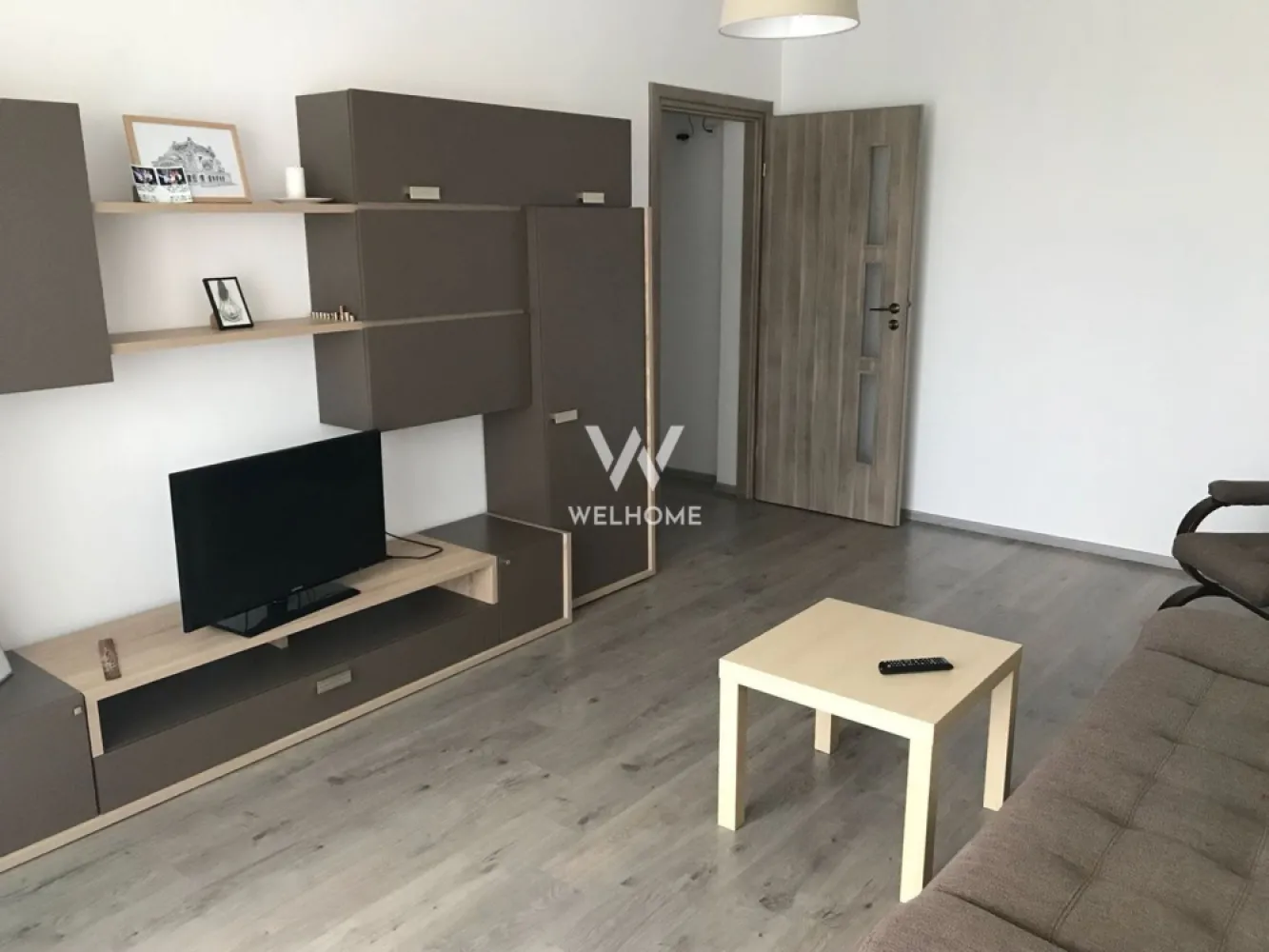 Apartament 2 camere modern in Selimbar, zona Brana - Apartament 2 camere mobilat-utilat, ETAJ 1 - Str. Dinicu Golescu, Selimbar - Suprafata utila: 56 mp + balcon - Apartamentul se afla la etajul 1. - Locuinta este mobilata si utilata, fiind alcatuita din living, bucatarie separata, dormitor, baie si balcon. - Situat intr-o zona linistita cu acces facil la magazine, mijloace de transport, scoli, shopping city. - Apartamentul este luminos si calduros fiind pozitionat spre SUD. - Un loc de parcare Nu se accepta animale de companie. Perioada minima inchiriere 12 luni. Disponibil IMEDIAT! Chirie lunara: 400 Euro Negociabil + se percepe garantie Comision client: 50% din prima chirie Contact: +40747.639.802 }}