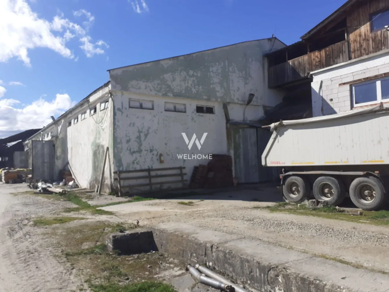 Spatiu industrial-baza depozitare cu cale ferata-Arpasu de Jos - Sibiu - Spatiu industrial - baza depozitare cu rampa de incarcare/descarcare in gara Arpasu de Jos - Suprafata teren - 23000 mp - Hala din beton cu suprafata de 2000 mp - inaltime 5m, - Hala din lemn 1000 mp, inaltime 5 m, - Spatii depozitare si anexe 500 mp, - Rampa incarcare adiacenta caii ferate Sibiu - Brasov, - Post trafo 35KWA, - Utilitati: apa, canalizare, energie electrica, gaz, Pret: 550000 euro. Comision client: 2% + TVA. Telefon: 0753277310. - }}