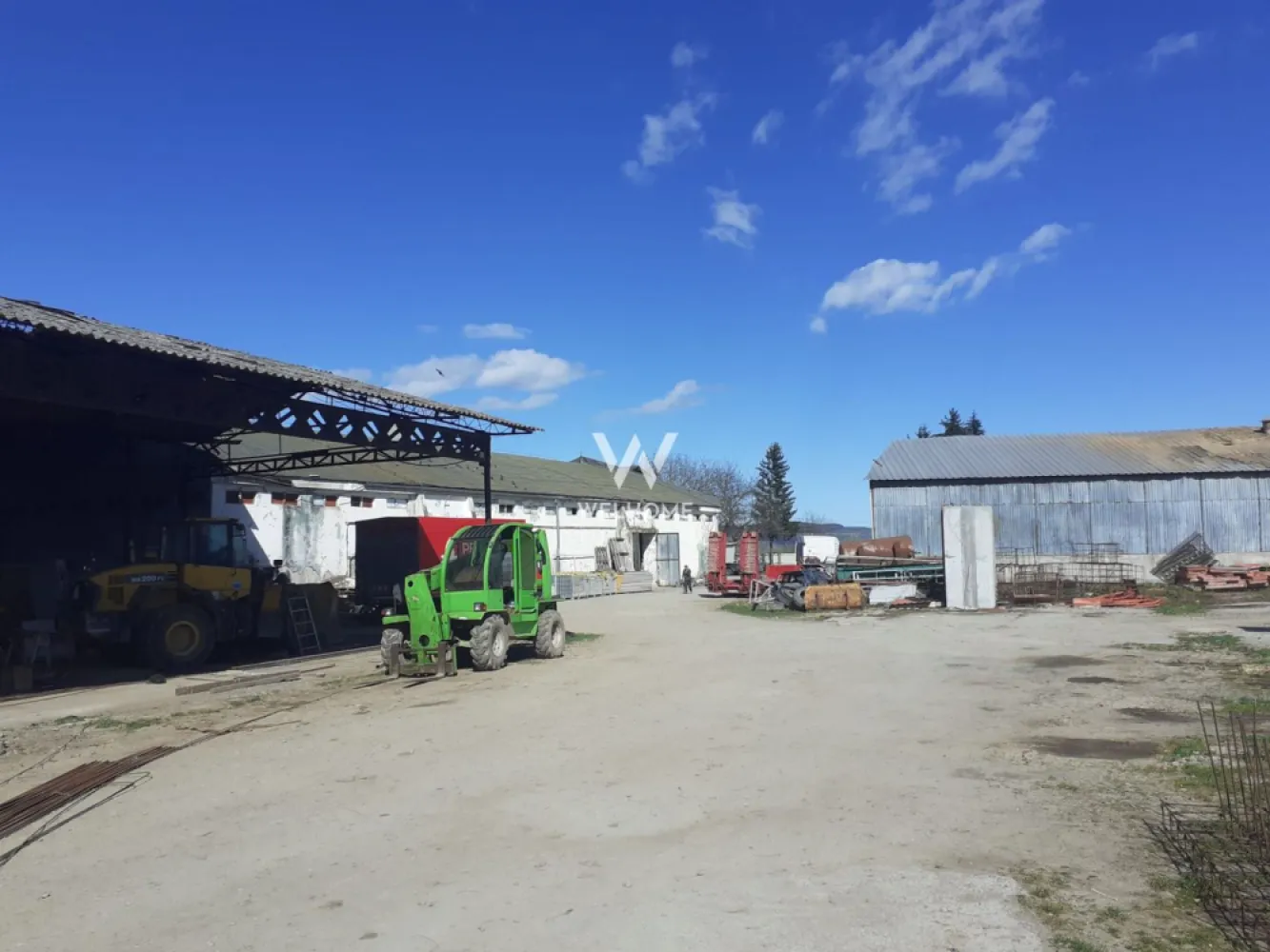 Spatiu industrial-baza depozitare cu cale ferata-Arpasu de Jos - Sibiu - Spatiu industrial - baza depozitare cu rampa de incarcare/descarcare in gara Arpasu de Jos - Suprafata teren - 23000 mp - Hala din beton cu suprafata de 2000 mp - inaltime 5m, - Hala din lemn 1000 mp, inaltime 5 m, - Spatii depozitare si anexe 500 mp, - Rampa incarcare adiacenta caii ferate Sibiu - Brasov, - Post trafo 35KWA, - Utilitati: apa, canalizare, energie electrica, gaz, Pret: 550000 euro. Comision client: 2% + TVA. Telefon: 0753277310. - }}
