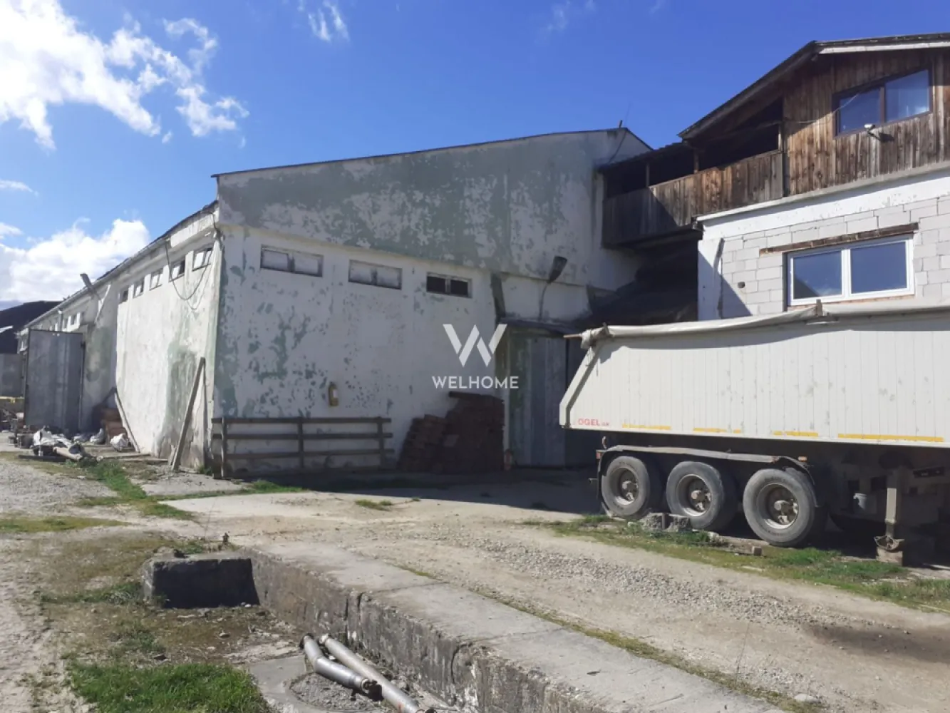 Spatiu industrial-baza depozitare cu cale ferata-Arpasu de Jos - Sibiu - Spatiu industrial - baza depozitare cu rampa de incarcare/descarcare in gara Arpasu de Jos - Suprafata teren - 23000 mp - Hala din beton cu suprafata de 2000 mp - inaltime 5m, - Hala din lemn 1000 mp, inaltime 5 m, - Spatii depozitare si anexe 500 mp, - Rampa incarcare adiacenta caii ferate Sibiu - Brasov, - Post trafo 35KWA, - Utilitati: apa, canalizare, energie electrica, gaz, Pret: 550000 euro. Comision client: 2% + TVA. Telefon: 0753277310. - }}