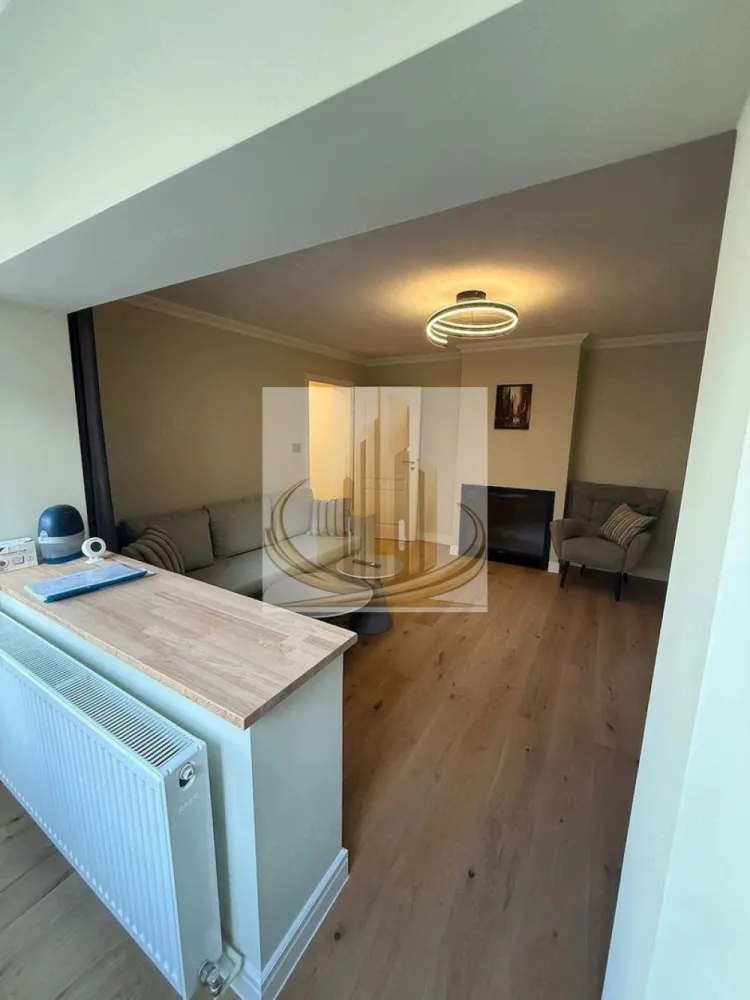 Apartament Ultra-Lux 2 Camere, 53 mp – Timișoara, Aproape de Centru - 🏢 Apartament Ultra-Lux 2 Camere, 53 mp – Timișoara, Aproape de Centru, Facultăți și Noul Stadion Vă prezentăm un apartament ultra-lux, recent renovat integral, cu 53 mp utili, situat la etajul 1 al unui bloc izolat, într-o zonă extrem de căutată a Timișoarei. Această locuință combină designul modern, confortul și poziția excelentă, fiind ideală atât pentru locuit, cât și pentru investiție. 🔹 Locație premium Aproape de Centru, cu acces rapid la principalele puncte de interes La câteva minute de Facultăți și campusuri universitare În apropiere de Noul Stadion și complexele sportive Conexiune excelentă la mijloacele de transport în comun Magazine, cafenele, restaurante și servicii la câțiva pași 🔹 Finisaje și amenajări ultra-lux Living elegant, spațios, cu șemineu electric încastrat (efect decorativ + funcțional) Bucătărie mobilată la comandă, complet echipată: frigider, cuptor electric, plită pe inducție, mașină de spălat vase, chiuvetă granit, insulă cu spații suplimentare de depozitare Baie modernă, dotată cu cabină de duș, WC încastrat Geberit și chiuvetă suspendată Dormitor confortabil, amenajat cu atenție la detalii TV Sony 4K inclus, pentru divertisment premium 🔹 Lucrări de structură și instalații Pardoseală complet refăcută: șapă grosieră + șapă autonivelantă pe toată suprafața apartamentului Pereți și tavane îndreptate integral pe structură de gips-carton Rigips, cu plăci de 12,5 mm Finisaje decorative cu baghete între pereți și tavane + tablouri decorative Tâmplărie PVC cu geamuri termopan, rulouri și plase de insecte retractabile Uși interioare noi MDF laminat + ușă metalică la intrare cu închidere multipunct Izolație termică exterioară completă 🔹 Instalații și utilități Instalație electrică refăcută integral, trifazică Instalații sanitare și termice noi, pe țeavă de cupru Centrală termică Bosch nouă Țevi de scurgere schimbate în baie și bucătărie Apometre montate pentru apă rece Iluminat LED modern, inclusiv spoturi încastrate 🔹 Beneficii suplimentare Mutare imediată – complet mobilat și utilat, fără investiții suplimentare Bloc izolat termic → facturi mai mici la încălzire Zonă sigură, liniștită, dar aproape de toate facilitățile orașului Acces rapid la transport în comun și principalele artere 💰 Preț: 134.900 € }}