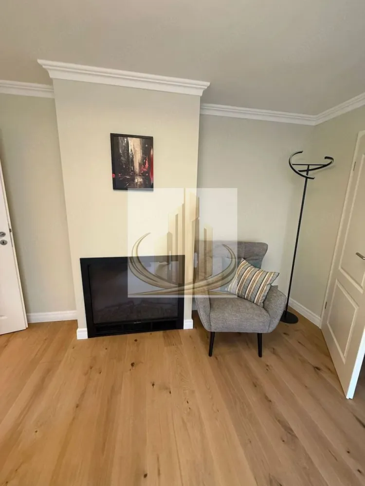 Apartament Ultra-Lux 2 Camere, 53 mp – Timișoara, Aproape de Centru - 🏢 Apartament Ultra-Lux 2 Camere, 53 mp – Timișoara, Aproape de Centru, Facultăți și Noul Stadion Vă prezentăm un apartament ultra-lux, recent renovat integral, cu 53 mp utili, situat la etajul 1 al unui bloc izolat, într-o zonă extrem de căutată a Timișoarei. Această locuință combină designul modern, confortul și poziția excelentă, fiind ideală atât pentru locuit, cât și pentru investiție. 🔹 Locație premium Aproape de Centru, cu acces rapid la principalele puncte de interes La câteva minute de Facultăți și campusuri universitare În apropiere de Noul Stadion și complexele sportive Conexiune excelentă la mijloacele de transport în comun Magazine, cafenele, restaurante și servicii la câțiva pași 🔹 Finisaje și amenajări ultra-lux Living elegant, spațios, cu șemineu electric încastrat (efect decorativ + funcțional) Bucătărie mobilată la comandă, complet echipată: frigider, cuptor electric, plită pe inducție, mașină de spălat vase, chiuvetă granit, insulă cu spații suplimentare de depozitare Baie modernă, dotată cu cabină de duș, WC încastrat Geberit și chiuvetă suspendată Dormitor confortabil, amenajat cu atenție la detalii TV Sony 4K inclus, pentru divertisment premium 🔹 Lucrări de structură și instalații Pardoseală complet refăcută: șapă grosieră + șapă autonivelantă pe toată suprafața apartamentului Pereți și tavane îndreptate integral pe structură de gips-carton Rigips, cu plăci de 12,5 mm Finisaje decorative cu baghete între pereți și tavane + tablouri decorative Tâmplărie PVC cu geamuri termopan, rulouri și plase de insecte retractabile Uși interioare noi MDF laminat + ușă metalică la intrare cu închidere multipunct Izolație termică exterioară completă 🔹 Instalații și utilități Instalație electrică refăcută integral, trifazică Instalații sanitare și termice noi, pe țeavă de cupru Centrală termică Bosch nouă Țevi de scurgere schimbate în baie și bucătărie Apometre montate pentru apă rece Iluminat LED modern, inclusiv spoturi încastrate 🔹 Beneficii suplimentare Mutare imediată – complet mobilat și utilat, fără investiții suplimentare Bloc izolat termic → facturi mai mici la încălzire Zonă sigură, liniștită, dar aproape de toate facilitățile orașului Acces rapid la transport în comun și principalele artere 💰 Preț: 134.900 € }}
