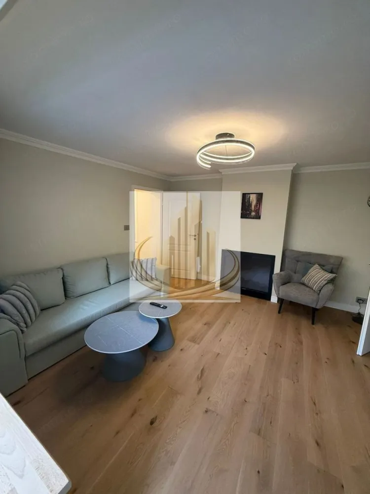 Apartament Ultra-Lux 2 Camere, 53 mp – Timișoara, Aproape de Centru - 🏢 Apartament Ultra-Lux 2 Camere, 53 mp – Timișoara, Aproape de Centru, Facultăți și Noul Stadion Vă prezentăm un apartament ultra-lux, recent renovat integral, cu 53 mp utili, situat la etajul 1 al unui bloc izolat, într-o zonă extrem de căutată a Timișoarei. Această locuință combină designul modern, confortul și poziția excelentă, fiind ideală atât pentru locuit, cât și pentru investiție. 🔹 Locație premium Aproape de Centru, cu acces rapid la principalele puncte de interes La câteva minute de Facultăți și campusuri universitare În apropiere de Noul Stadion și complexele sportive Conexiune excelentă la mijloacele de transport în comun Magazine, cafenele, restaurante și servicii la câțiva pași 🔹 Finisaje și amenajări ultra-lux Living elegant, spațios, cu șemineu electric încastrat (efect decorativ + funcțional) Bucătărie mobilată la comandă, complet echipată: frigider, cuptor electric, plită pe inducție, mașină de spălat vase, chiuvetă granit, insulă cu spații suplimentare de depozitare Baie modernă, dotată cu cabină de duș, WC încastrat Geberit și chiuvetă suspendată Dormitor confortabil, amenajat cu atenție la detalii TV Sony 4K inclus, pentru divertisment premium 🔹 Lucrări de structură și instalații Pardoseală complet refăcută: șapă grosieră + șapă autonivelantă pe toată suprafața apartamentului Pereți și tavane îndreptate integral pe structură de gips-carton Rigips, cu plăci de 12,5 mm Finisaje decorative cu baghete între pereți și tavane + tablouri decorative Tâmplărie PVC cu geamuri termopan, rulouri și plase de insecte retractabile Uși interioare noi MDF laminat + ușă metalică la intrare cu închidere multipunct Izolație termică exterioară completă 🔹 Instalații și utilități Instalație electrică refăcută integral, trifazică Instalații sanitare și termice noi, pe țeavă de cupru Centrală termică Bosch nouă Țevi de scurgere schimbate în baie și bucătărie Apometre montate pentru apă rece Iluminat LED modern, inclusiv spoturi încastrate 🔹 Beneficii suplimentare Mutare imediată – complet mobilat și utilat, fără investiții suplimentare Bloc izolat termic → facturi mai mici la încălzire Zonă sigură, liniștită, dar aproape de toate facilitățile orașului Acces rapid la transport în comun și principalele artere 💰 Preț: 134.900 € }}