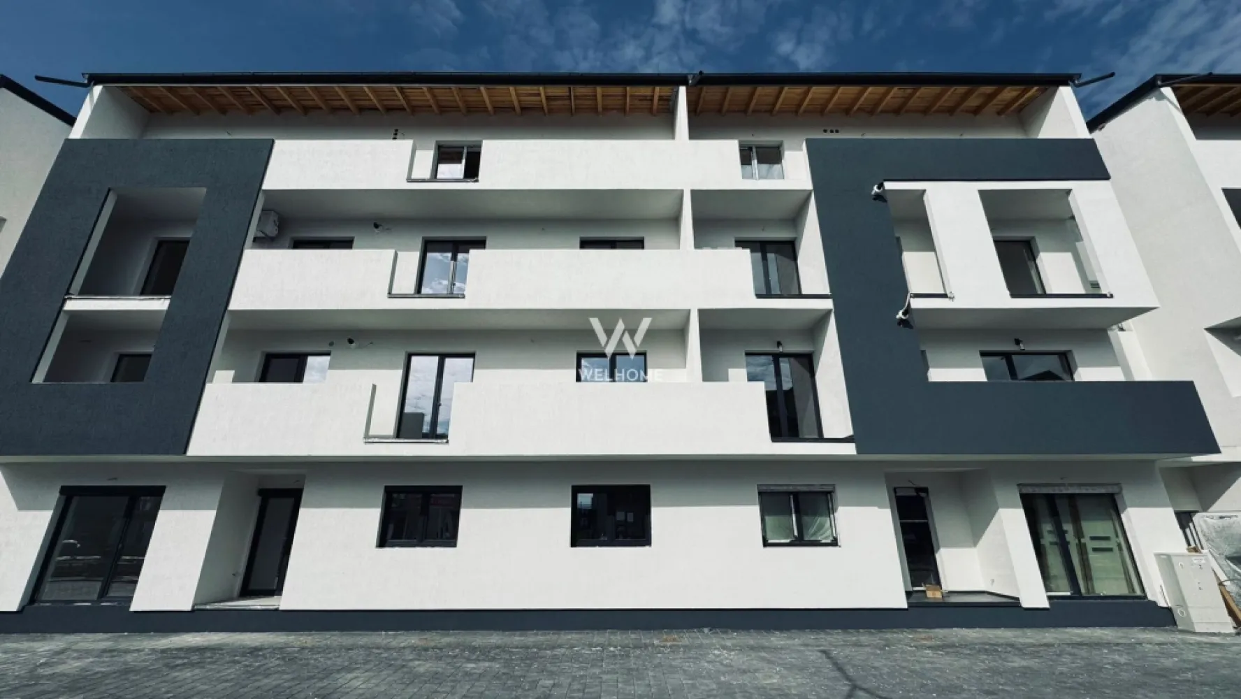 Apartament 2 camere, Prelungirea Doamna Stanca - Apartament cu 2 camere, zona Doamna Stanca, Sibiu - Locatie in plina dezvoltare. - Bloc modern cu un regim de inaltime P+3E. - Suprafata utila: 55.50 mp + doua balcoane de aprox 7.6 mp - Compartimentare practica: hol, living ,bucatarie, dormitor, debara si baie. - Predare la interior LA ALB: peretii tencuiti mecanizat cu tencuiala bruta pe baza de ciment+glet+ vopsea lavabila alba , sapa semiuscata mecanizata, instalatie electrica cu doze, panou de sigurante, contor de curent individual, instalatii termice cu incalzire prin pardoseala marca SISTEMA ,centrala termica prin condensatie. - 1 loc de parcare inclus in pret. - Termen predare: 2025 PRET: 111.000 euro Tva Inclus TELEFON: 0756 094 405 }}