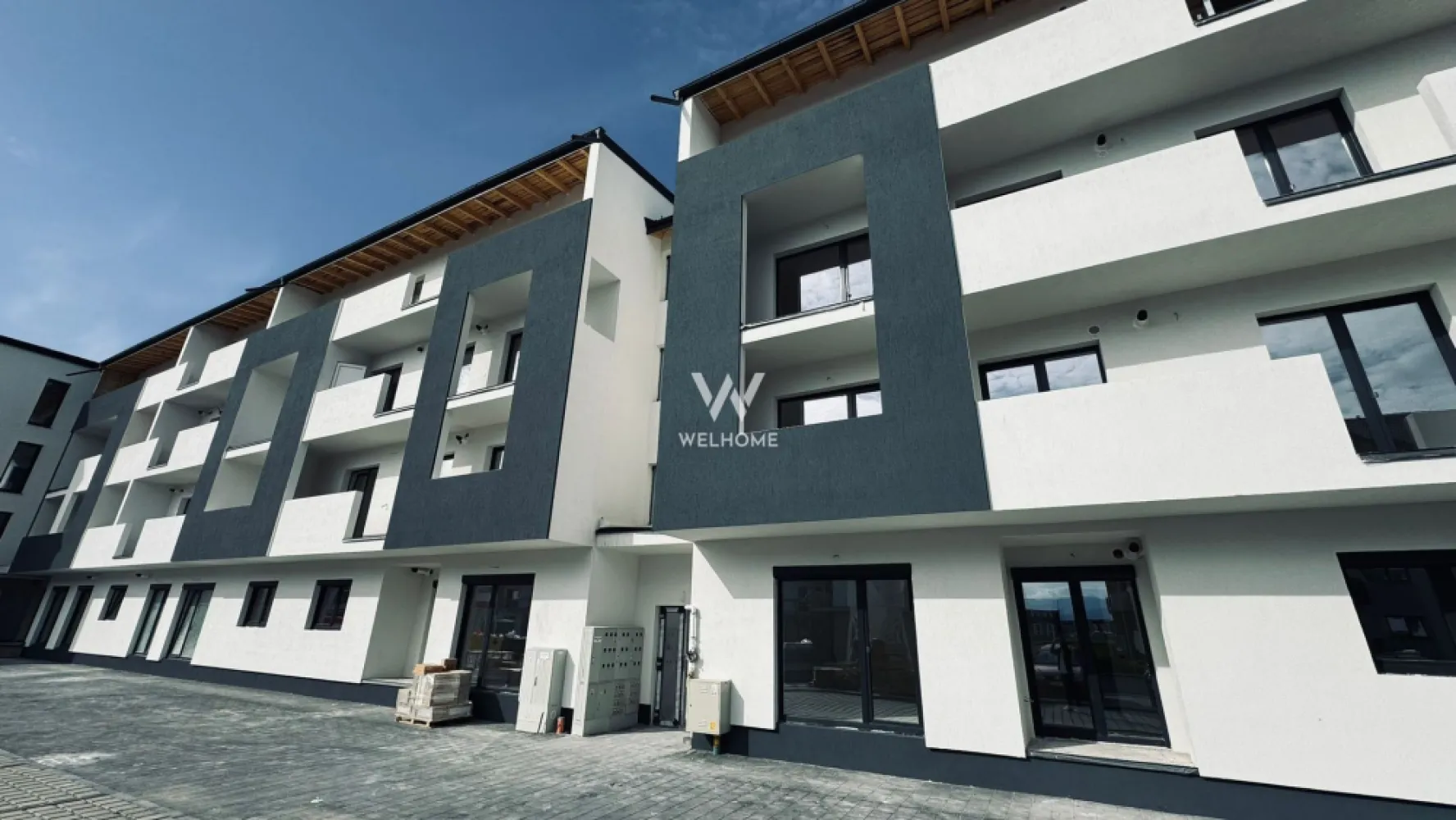 Apartament 2 camere, Prelungirea Doamna Stanca - Apartament cu 2 camere, zona Doamna Stanca, Sibiu - Locatie in plina dezvoltare. - Bloc modern cu un regim de inaltime P+3E. - Suprafata utila: 55.50 mp + doua balcoane de aprox 7.6 mp - Compartimentare practica: hol, living ,bucatarie, dormitor, debara si baie. - Predare la interior LA ALB: peretii tencuiti mecanizat cu tencuiala bruta pe baza de ciment+glet+ vopsea lavabila alba , sapa semiuscata mecanizata, instalatie electrica cu doze, panou de sigurante, contor de curent individual, instalatii termice cu incalzire prin pardoseala marca SISTEMA ,centrala termica prin condensatie. - 1 loc de parcare inclus in pret. - Termen predare: 2025 PRET: 111.000 euro Tva Inclus TELEFON: 0756 094 405 }}