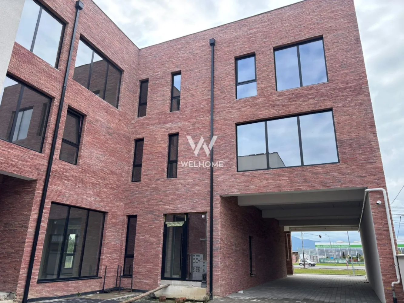 Apartament 2 camere - Selimbar Sibiu - Apartament 2 camere, in zona Selimbar, Sibiu - Comision 0% - Suprafata utila: 47.9 mpu - Compartimentare practica: hol, dormitor, living open space cu bucatarie, baie, balcon. - Complex rezidential cu Parter+2Etaje. - Pretul afisat este pentru apartament SEMIFINISAT LA ALB - cu centrala termica si incalzire in pardoseala, usa de intrare de metal, peretii cu lavabila, geamuri termopan, interfon, instalatii electrice, termice si sanitare pe pozitie. - Exteriorul se preda LA CHEIE: balcoane si terase placate cu gresie, alei si trotuare pavate, spatii verzi. - Zona deosebita, la DOAR 10 minute de centrul Sibiului, mijloace de transport in comun, strazi asfaltate si iluminate. - 1 loc de parcare suprateran inclus in pret. - Predare: Apartamentele sunt intabulare, predare imediata. - Se pot achizitiona si cu credit ipotecar. Pret: : 107.220 euro (Tva inclus) Contact:Cosmin-0743292794 }}