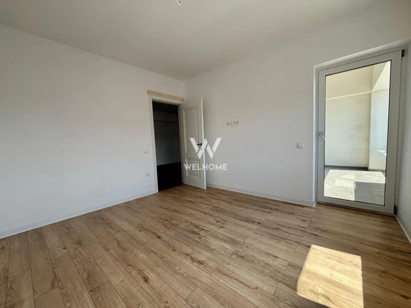 Apartament LA CHEIE 2 camere - Doamna Stanca - Apartament cu 2 camere LA CHEIE finalizat - Doamna Stanca - Bloc modern cu un regim de inaltime P+3. - Suprafata utila: 53.65 mp - Balcon: 7.7 mp - Compartimentare practica: hol spatios, living cu bucatarie open space, dormitor, baie si balcon generos. - Predare la interior LA CHEIE: centrala termica, incalzire in pardoseala, lavabila pe pereti, sape elicopterizata, usa de intrare, geamuri termopan, , usi de interior, baie amenajata, gresie, parchet, faianta, etc - Strada beneficiaza de acces cu bariera, zona linistita cu acces facil la magazine, mijloace de transport, shopping city, scoli etc. - INTABULAT, predare imediata! - 1 loc de parcare inclus in pret. PRET: 118.000 Euro Tva inclus Tel: 0747.639.802 *Disponibil si la stadiul de semifinisat la pretul de 112.000 Euro Tva inclus! }}