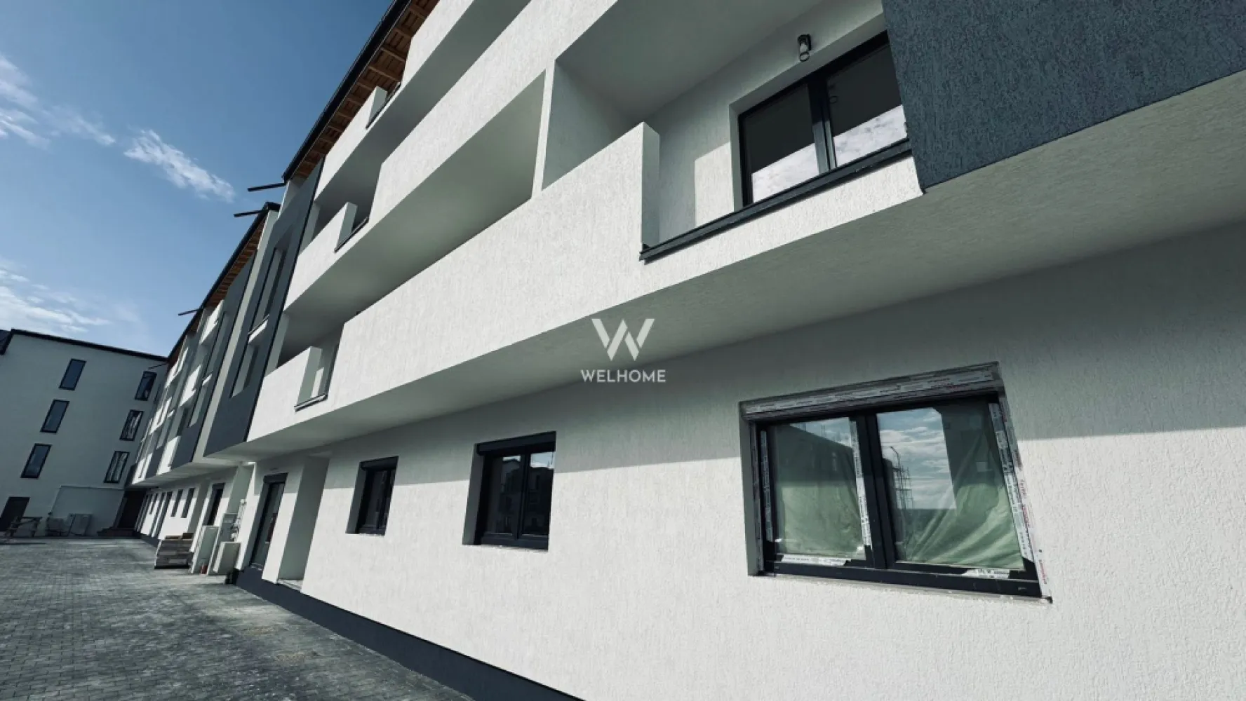 Apartament 2 camere, Prelungirea Doamna Stanca - Apartament cu 2 camere, zona Doamna Stanca, Sibiu - Locatie in plina dezvoltare. - Bloc modern cu un regim de inaltime P+3E. - Suprafata utila: 55.50 mp + doua balcoane de aprox 7.6 mp - Compartimentare practica: hol, living ,bucatarie, dormitor, debara si baie. - Predare la interior LA ALB: peretii tencuiti mecanizat cu tencuiala bruta pe baza de ciment+glet+ vopsea lavabila alba , sapa semiuscata mecanizata, instalatie electrica cu doze, panou de sigurante, contor de curent individual, instalatii termice cu incalzire prin pardoseala marca SISTEMA ,centrala termica prin condensatie. - 1 loc de parcare inclus in pret. - Termen predare: 2025 PRET: 111.000 euro Tva Inclus TELEFON: 0756 094 405 }}