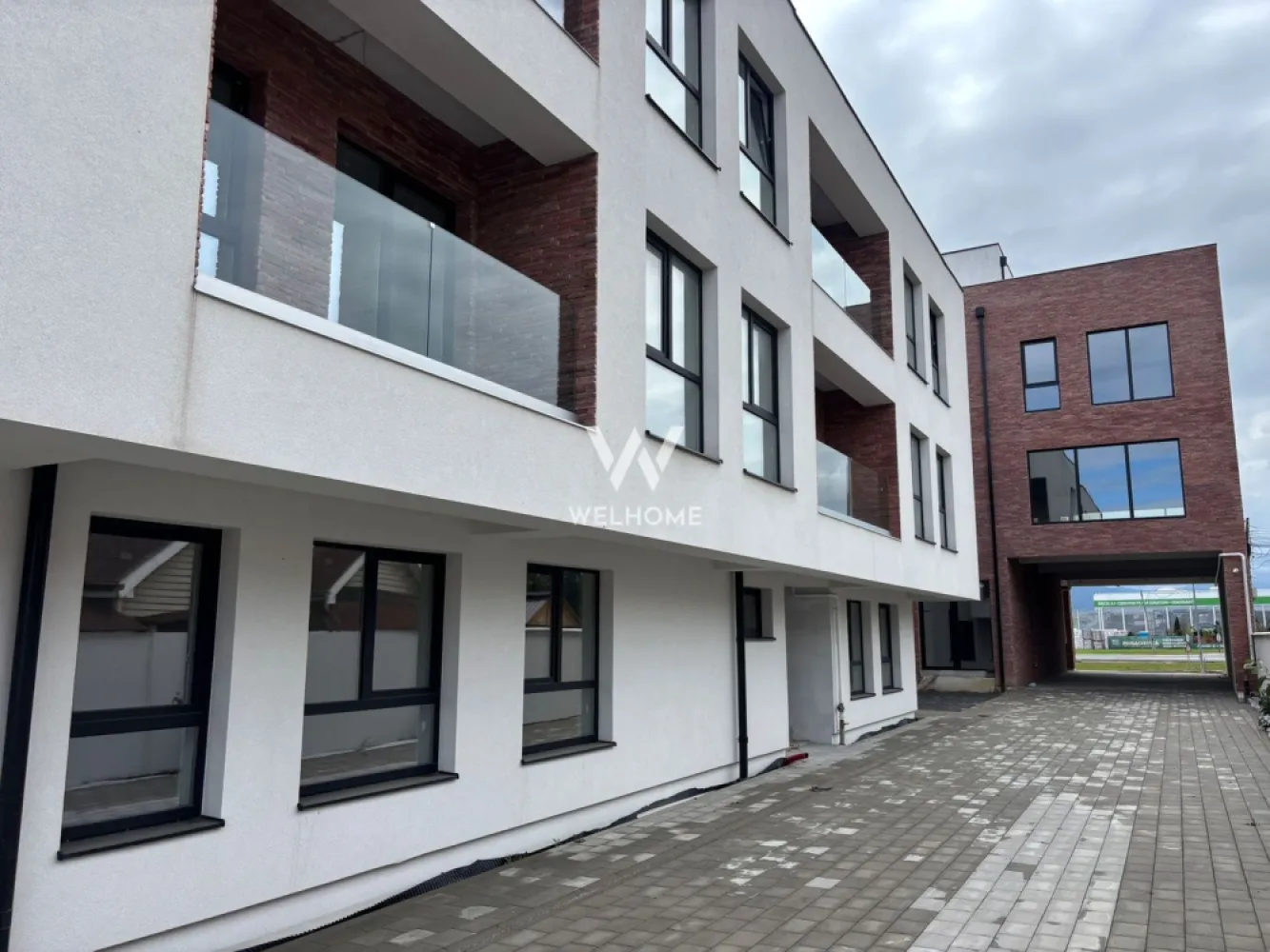 Apartament 2 camere - Selimbar Sibiu - Apartament 2 camere, in zona Selimbar, Sibiu - Comision 0% - Suprafata utila: 47.9 mpu - Compartimentare practica: hol, dormitor, living open space cu bucatarie, baie, balcon. - Complex rezidential cu Parter+2Etaje. - Pretul afisat este pentru apartament SEMIFINISAT LA ALB - cu centrala termica si incalzire in pardoseala, usa de intrare de metal, peretii cu lavabila, geamuri termopan, interfon, instalatii electrice, termice si sanitare pe pozitie. - Exteriorul se preda LA CHEIE: balcoane si terase placate cu gresie, alei si trotuare pavate, spatii verzi. - Zona deosebita, la DOAR 10 minute de centrul Sibiului, mijloace de transport in comun, strazi asfaltate si iluminate. - 1 loc de parcare suprateran inclus in pret. - Predare: Apartamentele sunt intabulare, predare imediata. - Se pot achizitiona si cu credit ipotecar. Pret: : 107.220 euro (Tva inclus) Contact:Cosmin-0743292794 }}
