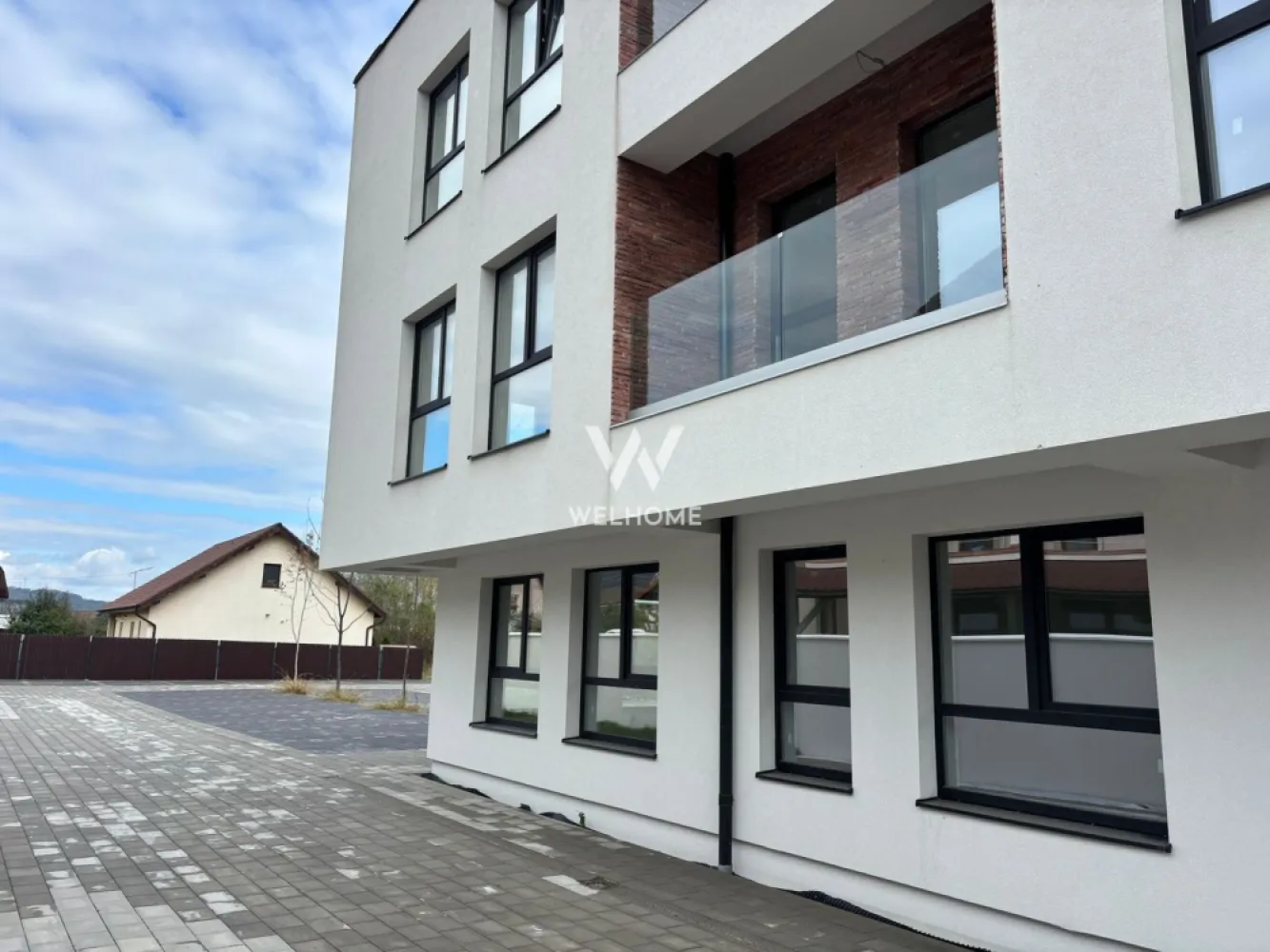 Apartament 2 camere - Selimbar Sibiu - Apartament 2 camere, in zona Selimbar, Sibiu - Comision 0% - Suprafata utila: 47.9 mpu - Compartimentare practica: hol, dormitor, living open space cu bucatarie, baie, balcon. - Complex rezidential cu Parter+2Etaje. - Pretul afisat este pentru apartament SEMIFINISAT LA ALB - cu centrala termica si incalzire in pardoseala, usa de intrare de metal, peretii cu lavabila, geamuri termopan, interfon, instalatii electrice, termice si sanitare pe pozitie. - Exteriorul se preda LA CHEIE: balcoane si terase placate cu gresie, alei si trotuare pavate, spatii verzi. - Zona deosebita, la DOAR 10 minute de centrul Sibiului, mijloace de transport in comun, strazi asfaltate si iluminate. - 1 loc de parcare suprateran inclus in pret. - Predare: Apartamentele sunt intabulare, predare imediata. - Se pot achizitiona si cu credit ipotecar. Pret: : 107.220 euro (Tva inclus) Contact:Cosmin-0743292794 }}