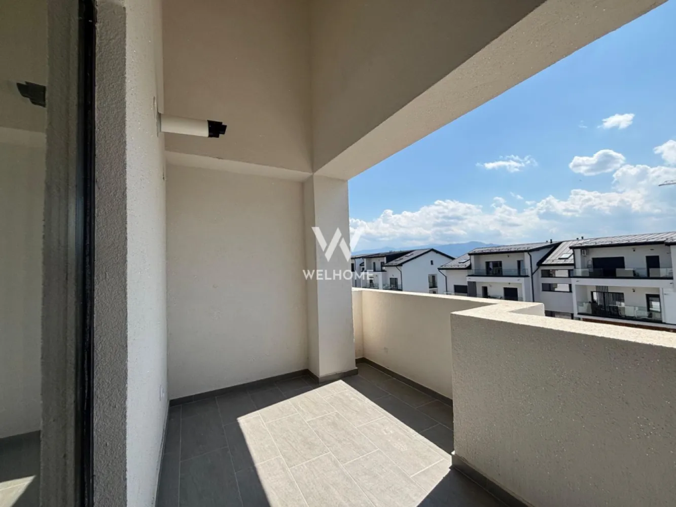 Apartament LA CHEIE 2 camere - Doamna Stanca - Apartament cu 2 camere LA CHEIE finalizat - Doamna Stanca - Bloc modern cu un regim de inaltime P+3. - Suprafata utila: 53.65 mp - Balcon: 7.7 mp - Compartimentare practica: hol spatios, living cu bucatarie open space, dormitor, baie si balcon generos. - Predare la interior LA CHEIE: centrala termica, incalzire in pardoseala, lavabila pe pereti, sape elicopterizata, usa de intrare, geamuri termopan, , usi de interior, baie amenajata, gresie, parchet, faianta, etc - Strada beneficiaza de acces cu bariera, zona linistita cu acces facil la magazine, mijloace de transport, shopping city, scoli etc. - INTABULAT, predare imediata! - 1 loc de parcare inclus in pret. PRET: 118.000 Euro Tva inclus Tel: 0747.639.802 *Disponibil si la stadiul de semifinisat la pretul de 112.000 Euro Tva inclus! }}