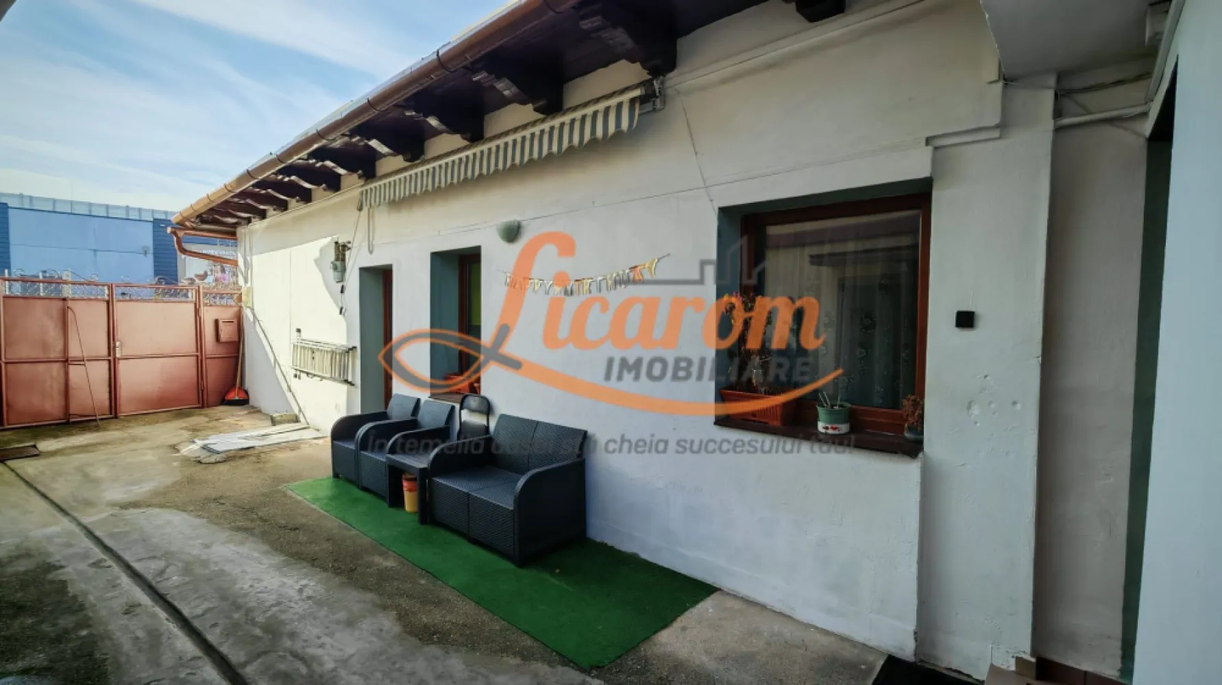 COMISION 0.Casa 4 camere,zona BLumana,Avram Iancu Kaufland - Comision 0. Licarom Imobiliare are placerea de a prezenta spre vanzare,o casa intr-o zona foarte ravnita,Blumana - Kaufland pe str Enuparului. Proprietatea este compusa din 4 camere,dintre care 3 dormitoare si o camera de zi,hol,bucatarie si o baie cu aerisire naturala,pod si beci. Incalzirea se realizeaza cu centrala termica proprie pe gaz. Casa este dispusa pe parter si este termoizolata la exterior,acoperisul este refacut in urma cu aproximativ 10 ani,fiind acoperit cu tabla BILKA. Interiorul casei este amenajat cu gresie,faianta,parchet si dispune de geamuri termopan integral. Imobilul are 2 usi de acces din curte,aceasta oferind posibilitatea de a separa in 2 unitati locative sau daca se doreste extinderea spatiului locuibil,podul este pretabil pentru mansardare. Casa se vinde cu bucataria mobilata. Curtea este in suprafata de aproximativ 65 mp, comuna cu inca o familie si ofera posibilitatea de a petrece clipe de relaxare in aer liber, sezand pe mobilierul de gradina,la umbra marchizei. Pretul este 15900 euro foarte usor negociabil. La tranzactionarea acestui imobil,agentia nu percepe comision. Pentru mai multe informatii,si vizionari,va rugam,nu ezitati sa ne contactati la telefon 0741059397 Consultant imobiliar Calin si 0723985424 Consultant imobiliar Liliana. }}