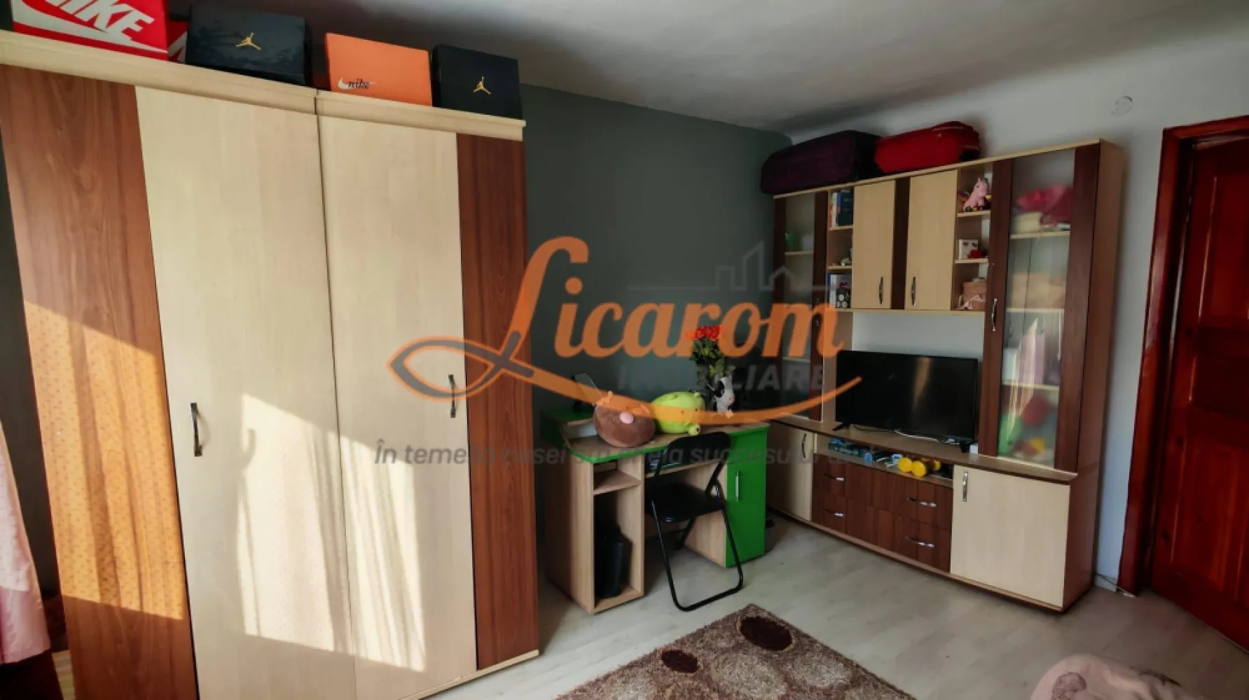 COMISION 0.Casa 4 camere,zona BLumana,Avram Iancu Kaufland - Comision 0. Licarom Imobiliare are placerea de a prezenta spre vanzare,o casa intr-o zona foarte ravnita,Blumana - Kaufland pe str Enuparului. Proprietatea este compusa din 4 camere,dintre care 3 dormitoare si o camera de zi,hol,bucatarie si o baie cu aerisire naturala,pod si beci. Incalzirea se realizeaza cu centrala termica proprie pe gaz. Casa este dispusa pe parter si este termoizolata la exterior,acoperisul este refacut in urma cu aproximativ 10 ani,fiind acoperit cu tabla BILKA. Interiorul casei este amenajat cu gresie,faianta,parchet si dispune de geamuri termopan integral. Imobilul are 2 usi de acces din curte,aceasta oferind posibilitatea de a separa in 2 unitati locative sau daca se doreste extinderea spatiului locuibil,podul este pretabil pentru mansardare. Casa se vinde cu bucataria mobilata. Curtea este in suprafata de aproximativ 65 mp, comuna cu inca o familie si ofera posibilitatea de a petrece clipe de relaxare in aer liber, sezand pe mobilierul de gradina,la umbra marchizei. Pretul este 15900 euro foarte usor negociabil. La tranzactionarea acestui imobil,agentia nu percepe comision. Pentru mai multe informatii,si vizionari,va rugam,nu ezitati sa ne contactati la telefon 0741059397 Consultant imobiliar Calin si 0723985424 Consultant imobiliar Liliana. }}