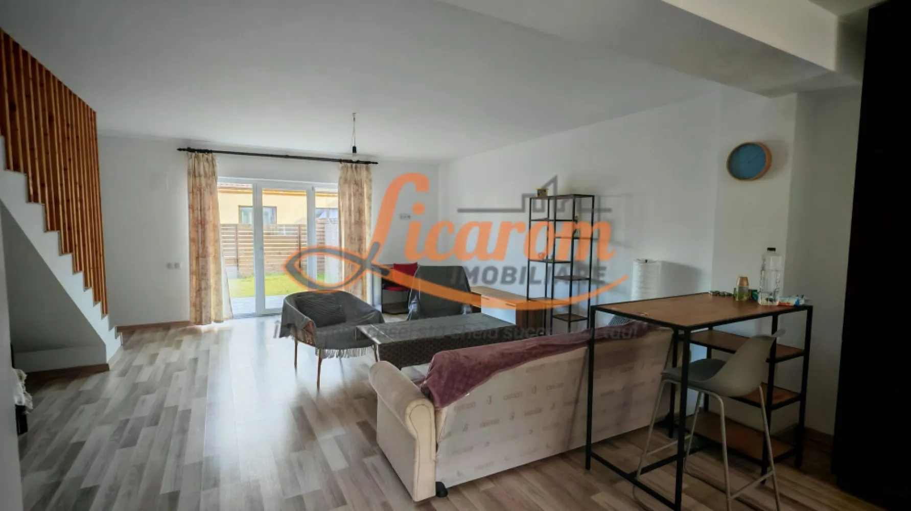 Comision 0. Vila tip DUPLEX ,semimobilata,IZVOR Tarlungeni S+P+E. - Comision 0. Licarom Imobiliare are placerea de a prezenta spre vanzare o vila tip insiruita asezata pe o suprafata de teren de 210 mp,in Cartierul IZVOR -Tarlungeni construita in anul 2022. Constructia este solida din CARAMIDA POROTHERM, este termoizolata foarte bine ,fiind foarte calduroasa. Este dispusa pe S+P+E,avand urmatoarea compozitie: La PARTER avem: hol intrare,baie cu dus, bucatarie open space comuna cu livingul de unde se iese pe terasa si in curtea din spate; La ETAJ avem 3 dormitoare dintre care unul are balcon si o baie mare pe hol, care deserveste cele 3 dormitoare. Bucataria este mobIlata si utilata complet avand mobier la comanda, celelalte incaperi sunt semimobilate,lasand astfel posibilitatea noului proprietar sa isi puna amprenta personala la designul interior. Subsolul este mare, in suprafata de 13 mp. Proprietatea este "La cheie" amenajata cu finisaje moderne,racordata la utilitati curent,gaz,apa si canalizarea este pe regim de fosa septica. Facilitatile zonei: mijloace de transport in comun RATBV, farmacie, magazine alimentare, medic de familie, cabinet veterinar, restaurant, balon fotbal, frizerie/coafor, etc. Pretul este 159000 euro. Pretabila pentru achizitie cu cash sau credit. PROPRIETATEA ESTE LIBERA, DIDPONIBILA OENTRU MUTARE IMEDIATA. INVITAM COLEGII LA COLABORARE. Pentru mai multe informatii si vizionari,nu ezitati sa ne contactati la telefon 0723985424 Consultant Imobiliar Liliana si 0741059397 Consultant imobiliar Calin. }}